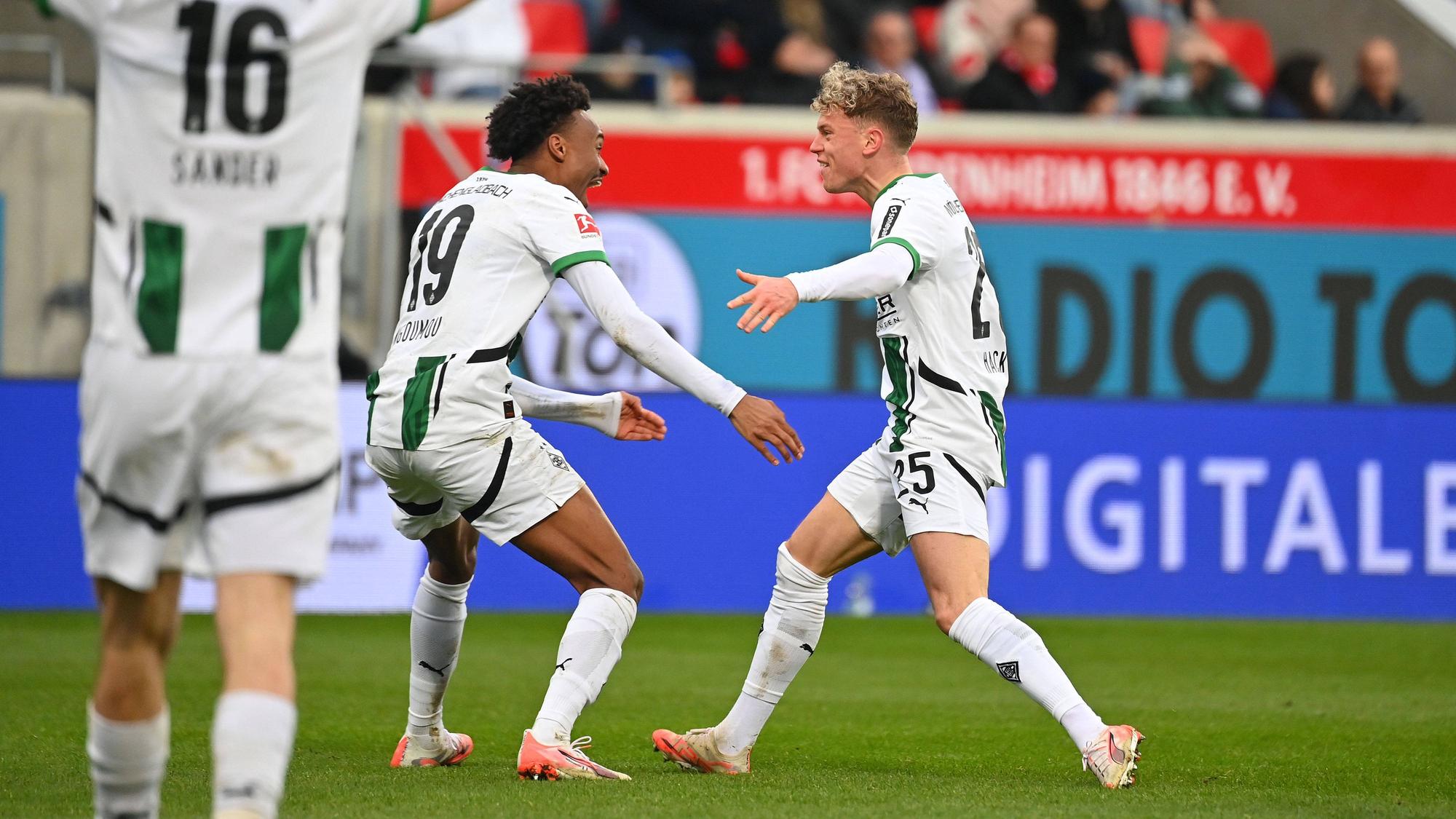 Borussia Mönchengladbachs Nathan Ngoumou jubelt mit Teamkollege Robin Hack über ein Tor im Bundesliga-Spiel beim 1. FC Heidenheim.