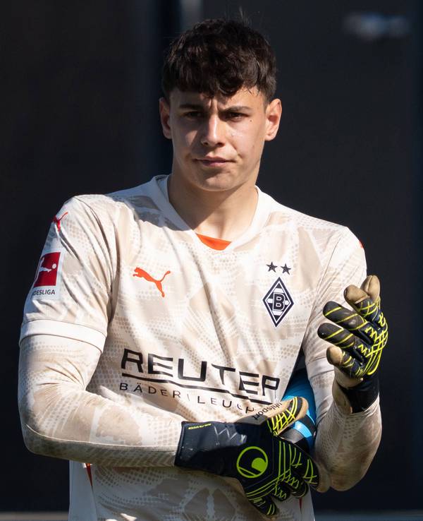 Borussia Mönchengladbachs Torwart Maximilian Neutgens richtet sich während des Testspiels gegen Viktoria Köln die Handschuhe.