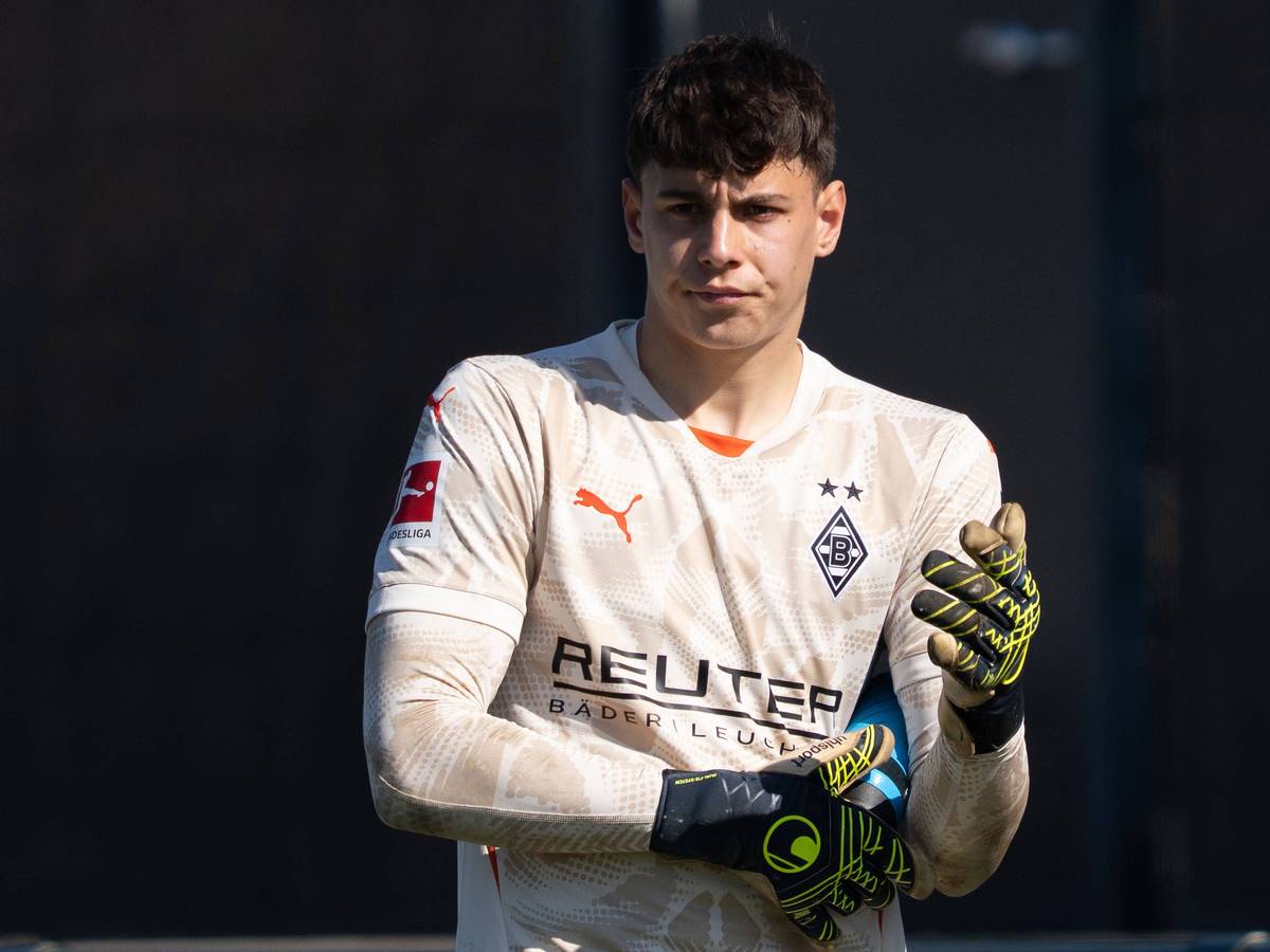 Borussia Mönchengladbachs Torwart Maximilian Neutgens richtet sich während des Testspiels gegen Viktoria Köln die Handschuhe.