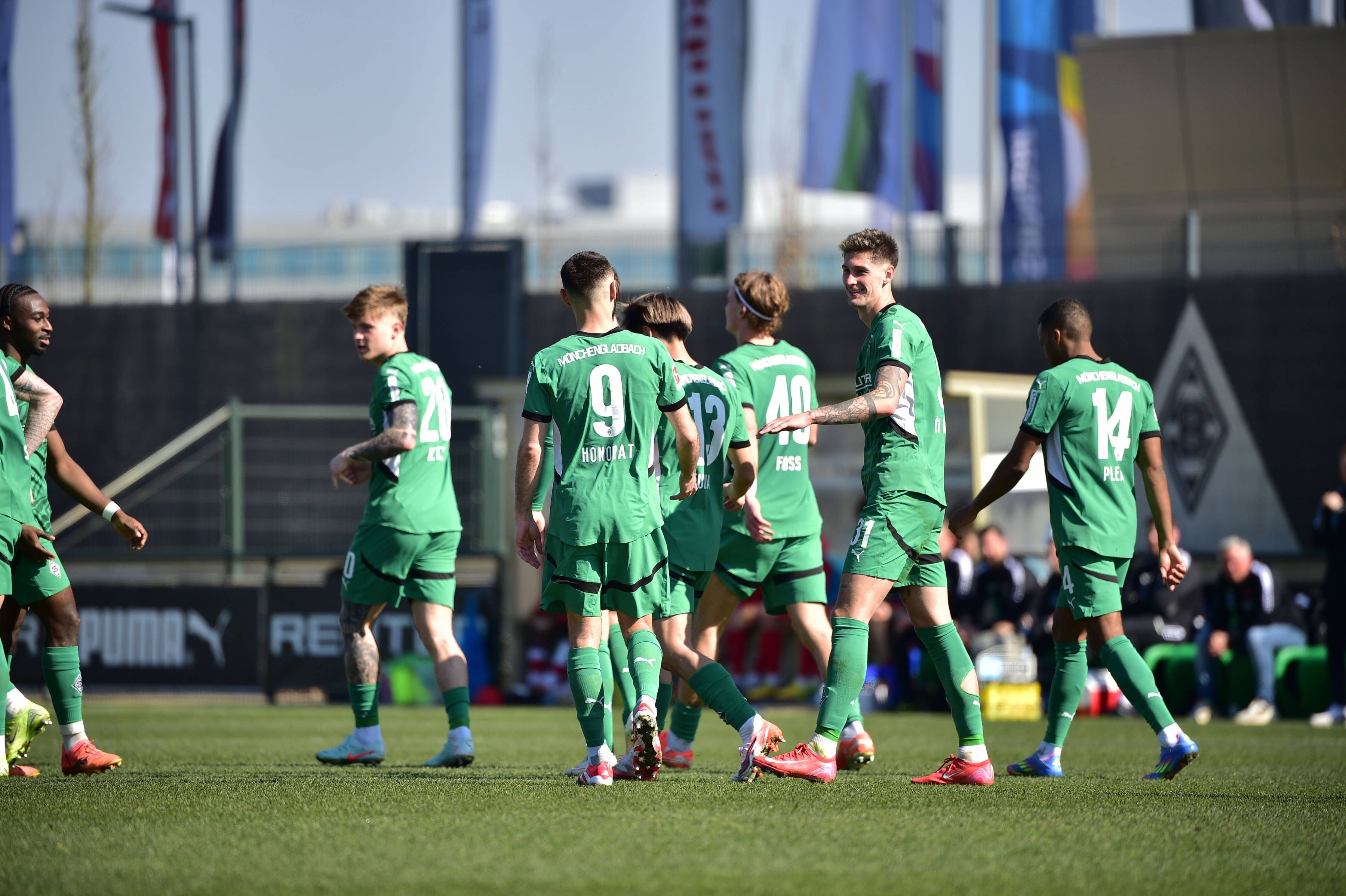 Spieler von Borussia Mönchengladbach jubeln.