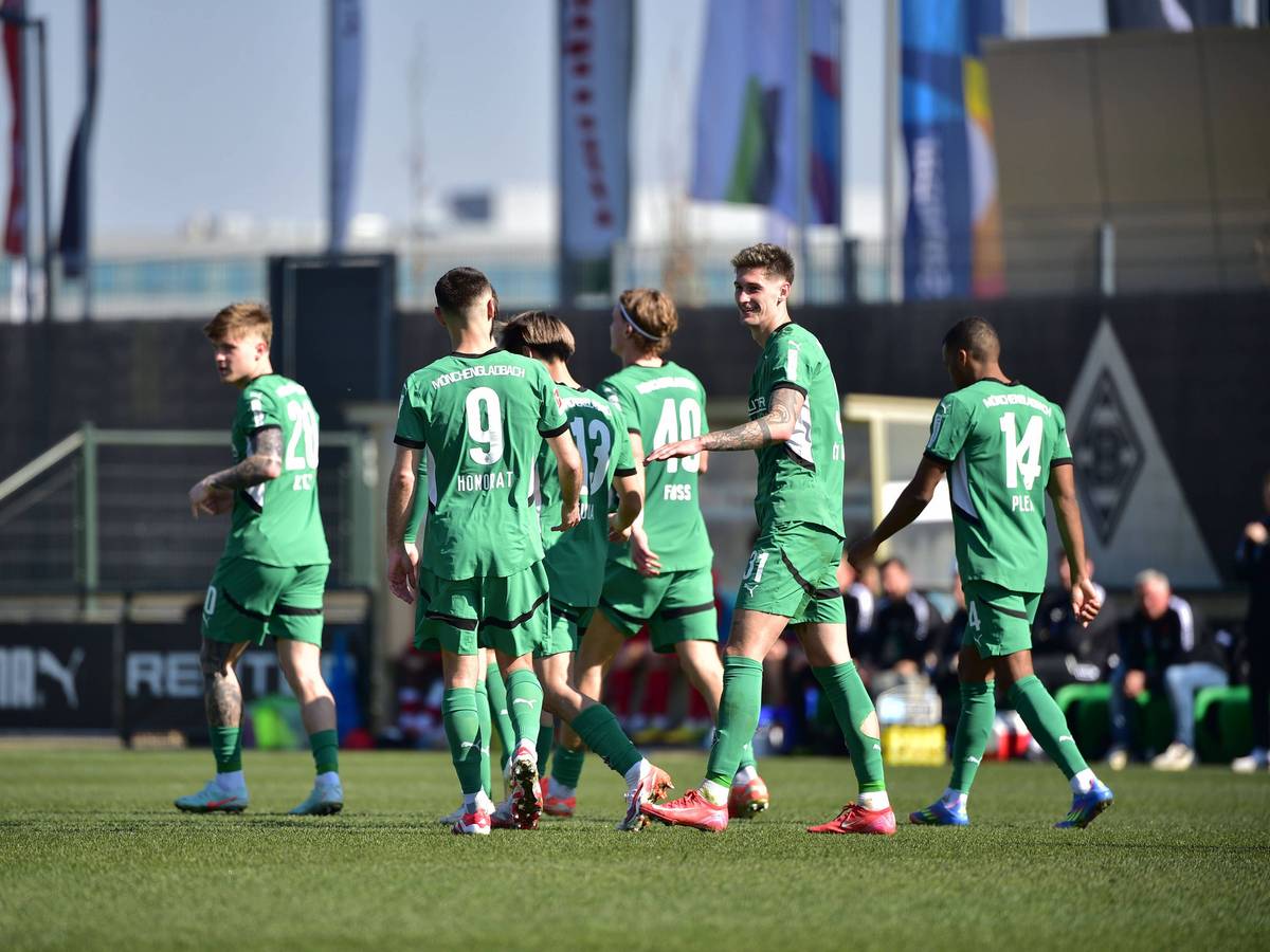 Spieler von Borussia Mönchengladbach jubeln.