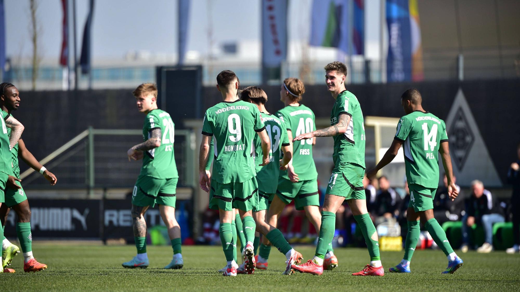 Spieler von Borussia Mönchengladbach jubeln.