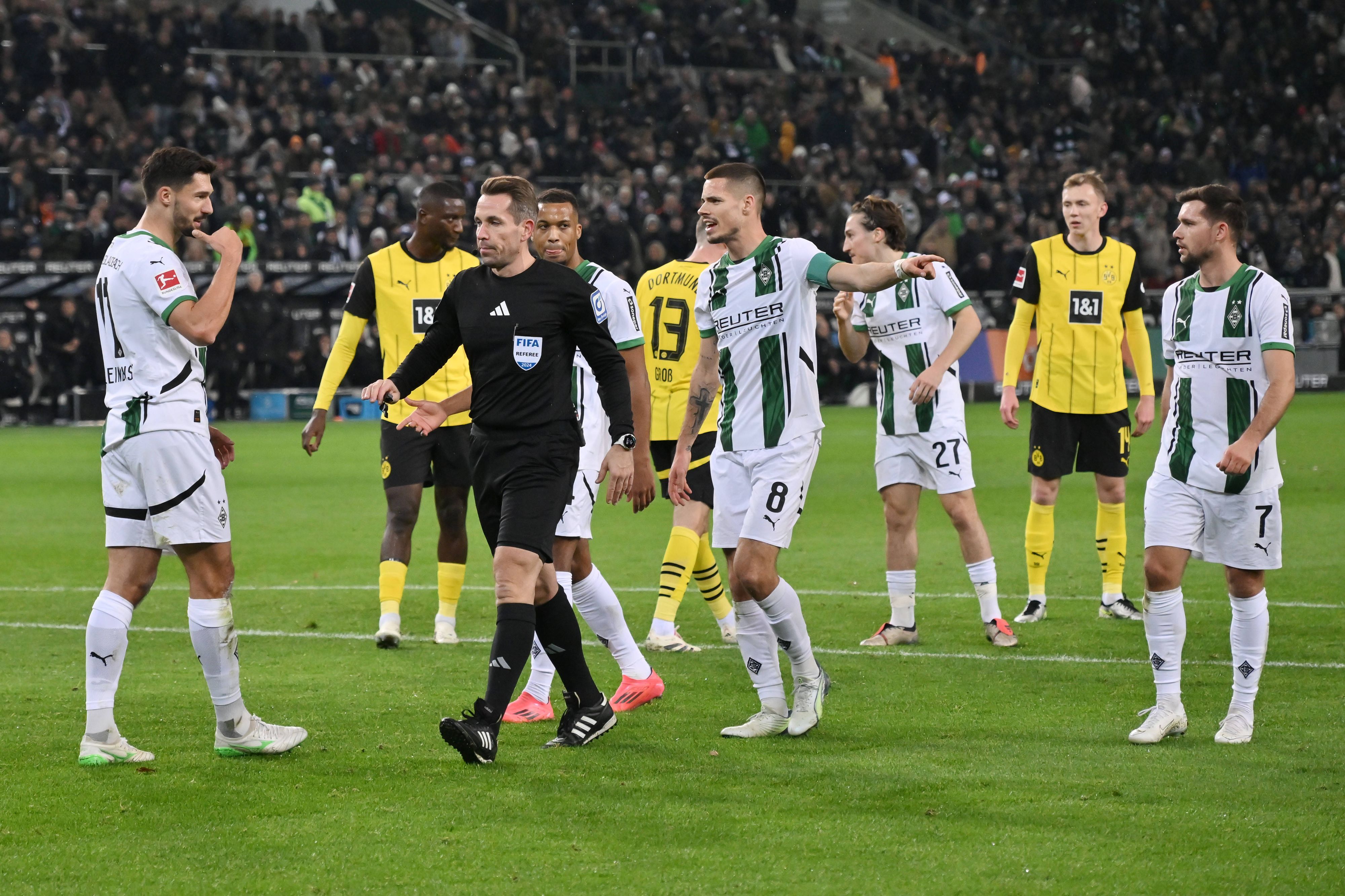 Spieler von Borussia Mönchengladbach reklamieren eine Schiedsrichter-Entscheidung.