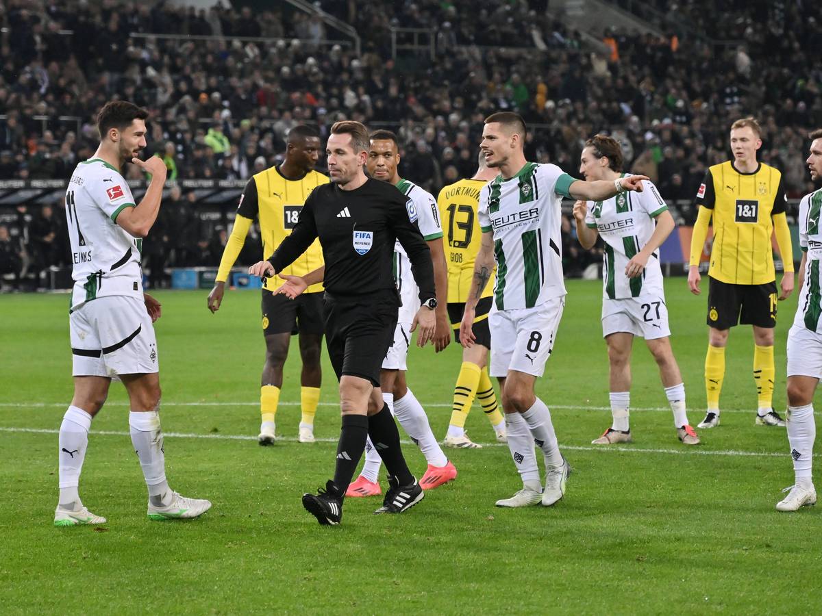 Spieler von Borussia Mönchengladbach reklamieren eine Schiedsrichter-Entscheidung.