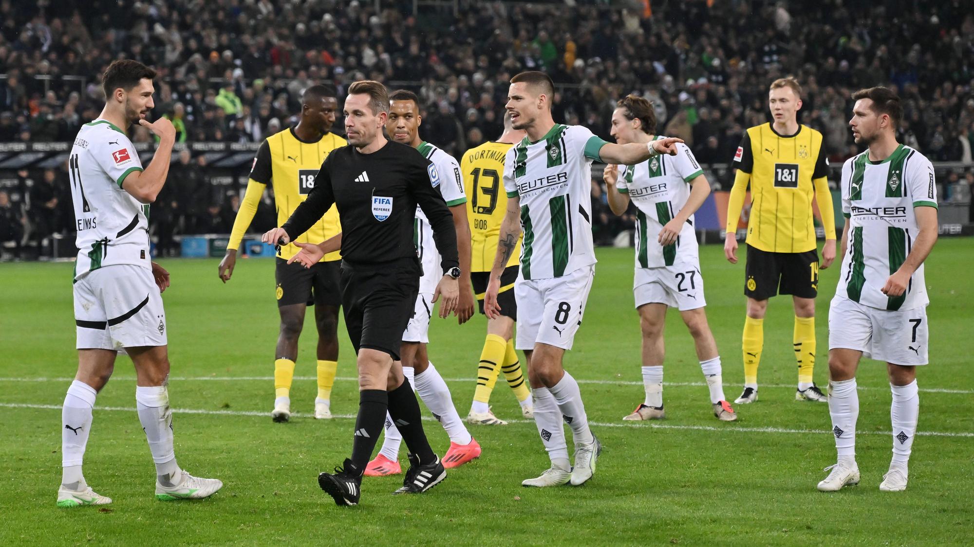 Spieler von Borussia Mönchengladbach reklamieren eine Schiedsrichter-Entscheidung.