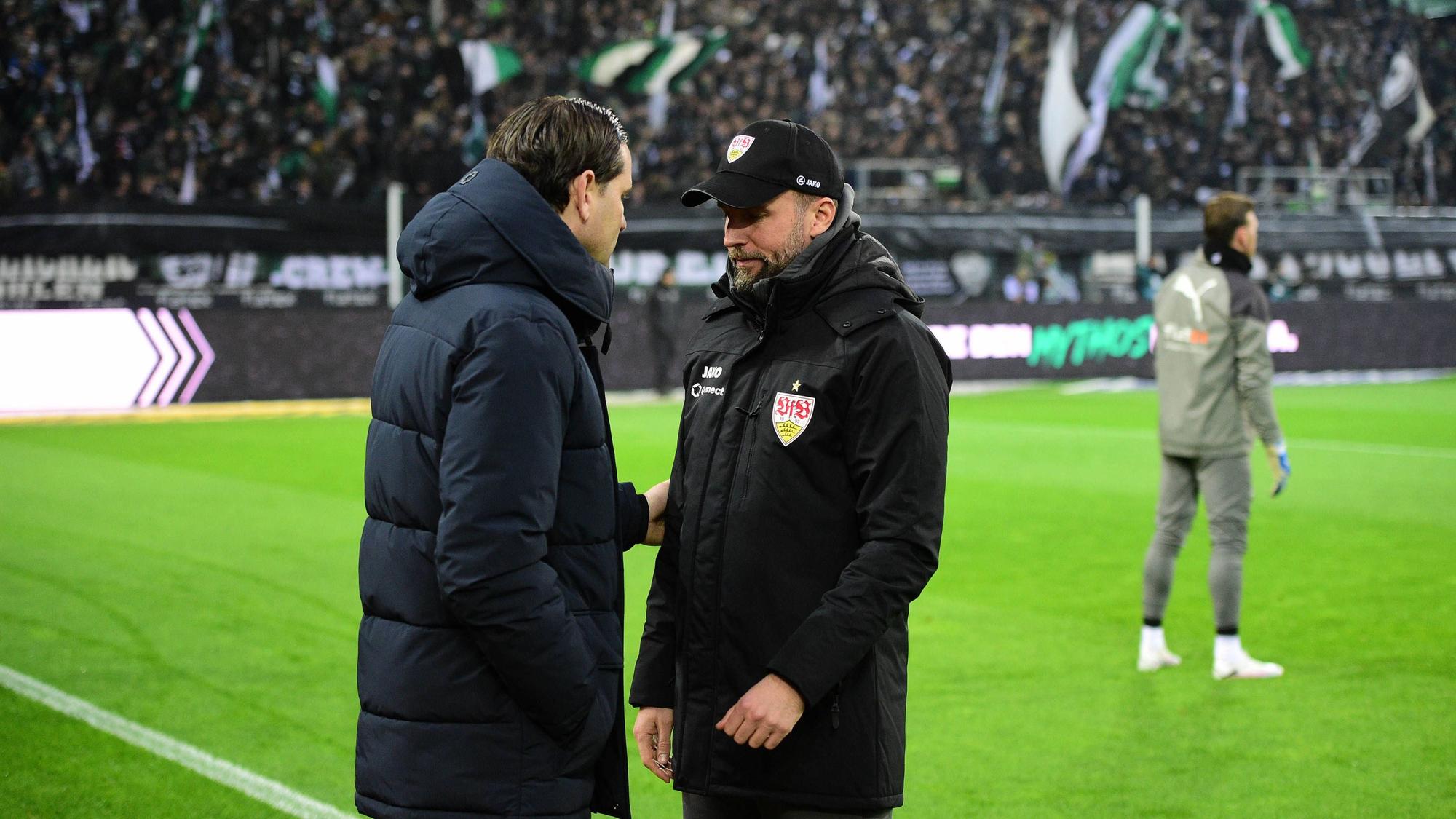 Gerardo Seoane und Sebastian Hoeneß begrüßen sich.