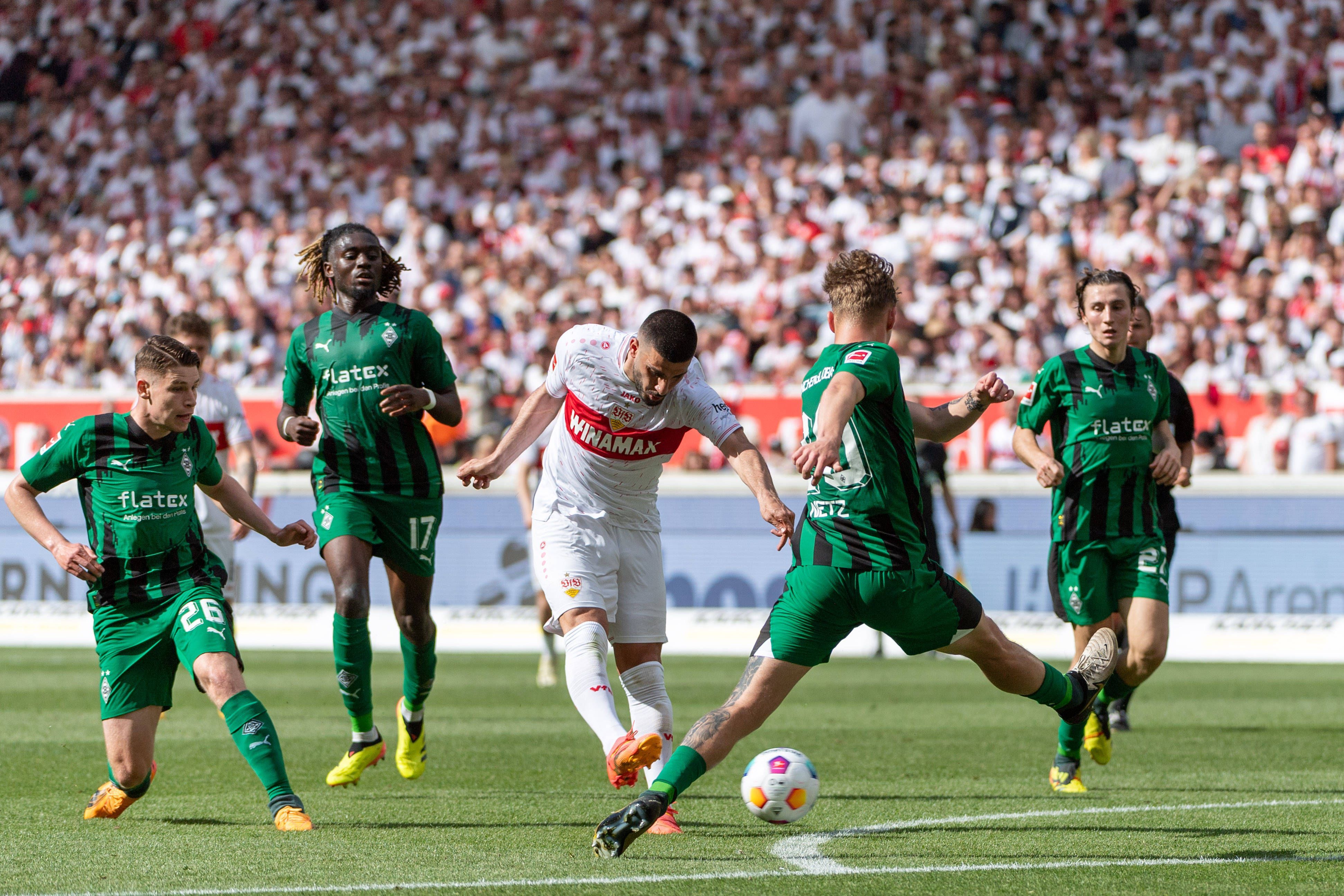 Spieler von Borussia Mönchengladbach verteidigen eine Abschlussversuch von Deniz Undav.