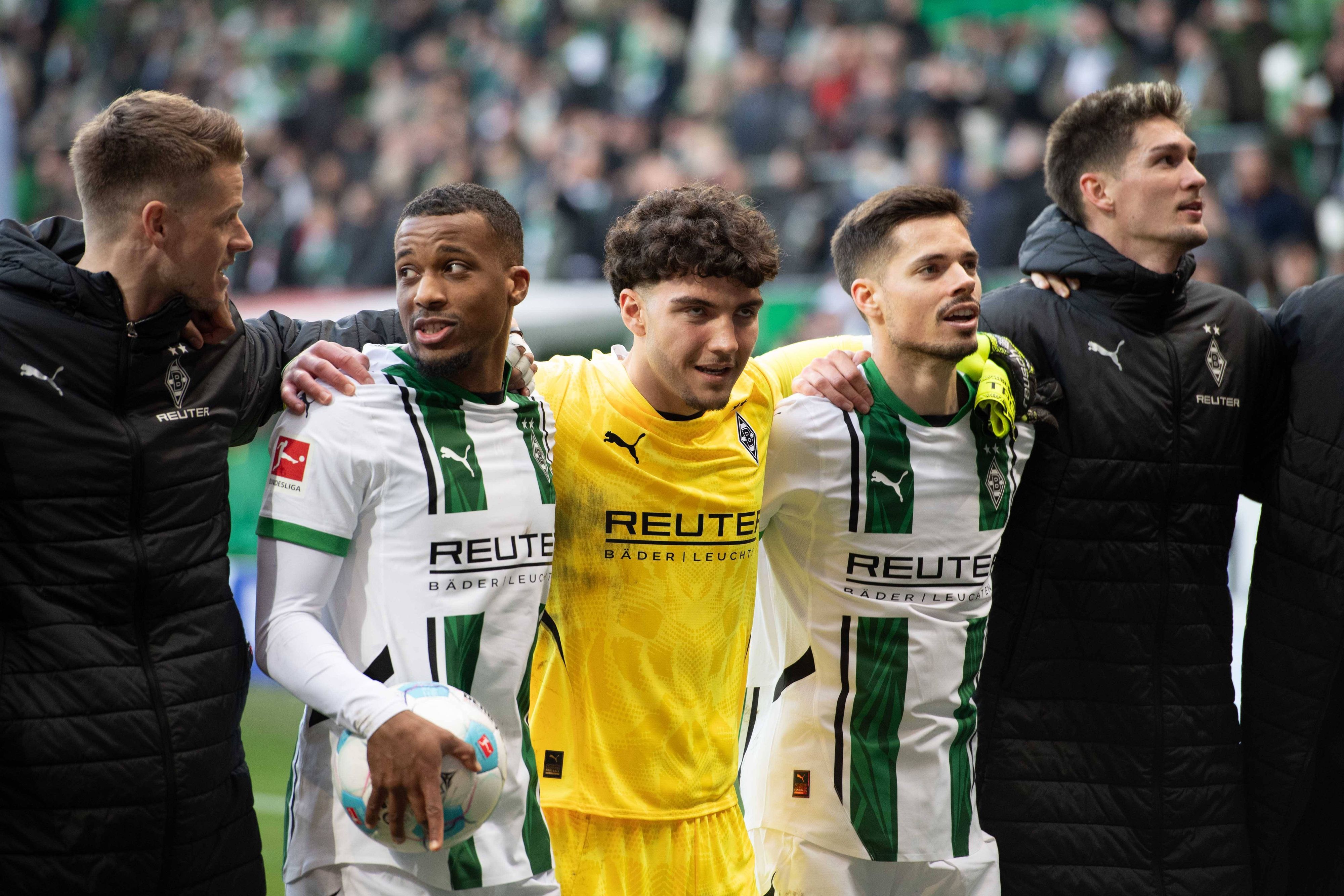 Spieler von Borussia Mönchengladbach feiern mit den Fans.