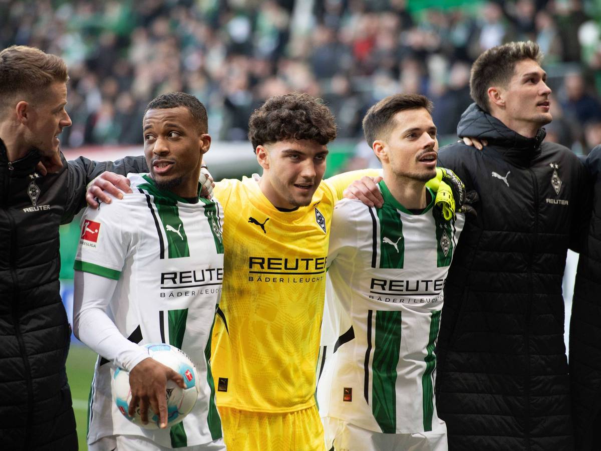 Spieler von Borussia Mönchengladbach feiern mit den Fans.