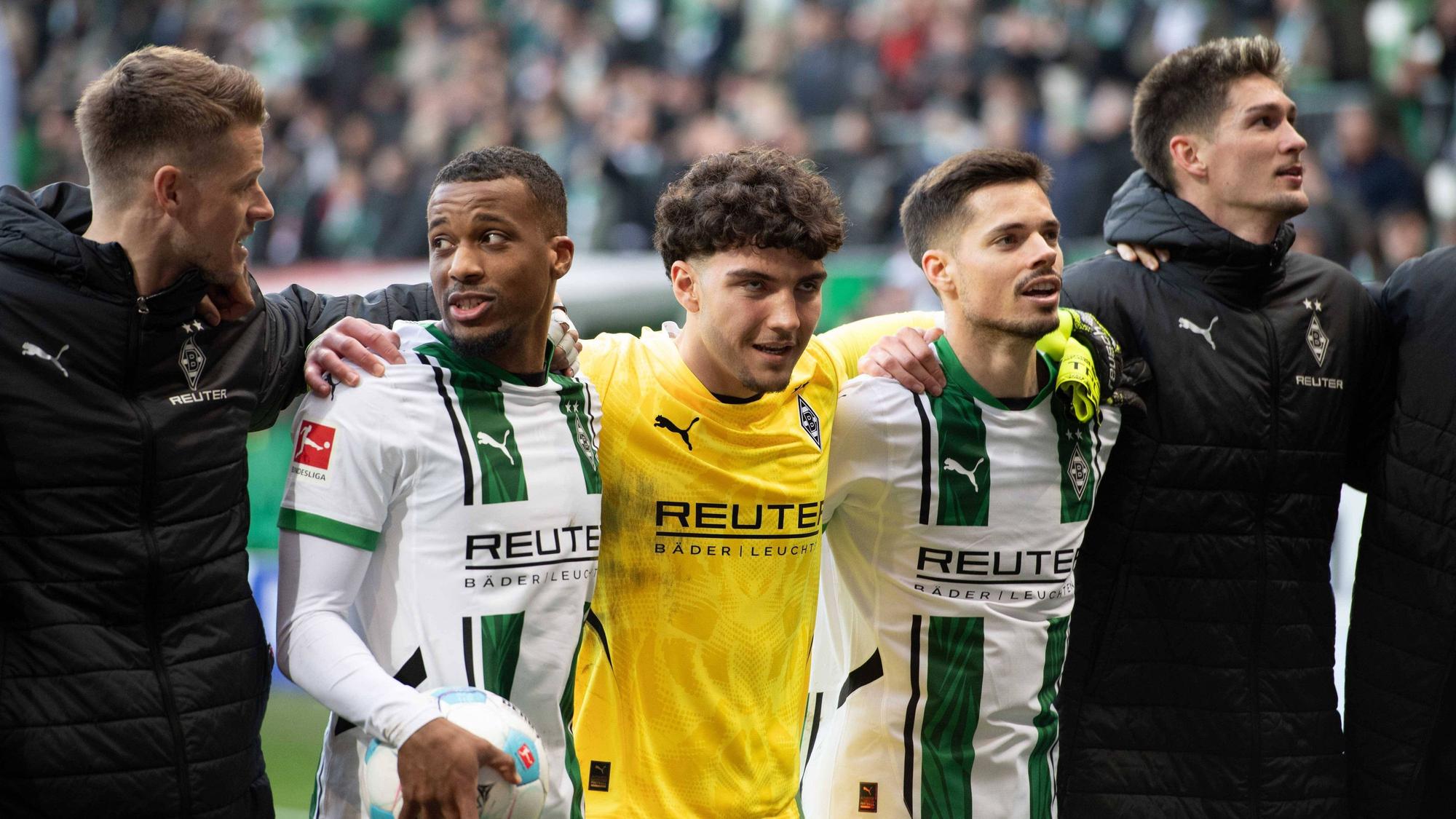 Spieler von Borussia Mönchengladbach feiern mit den Fans.