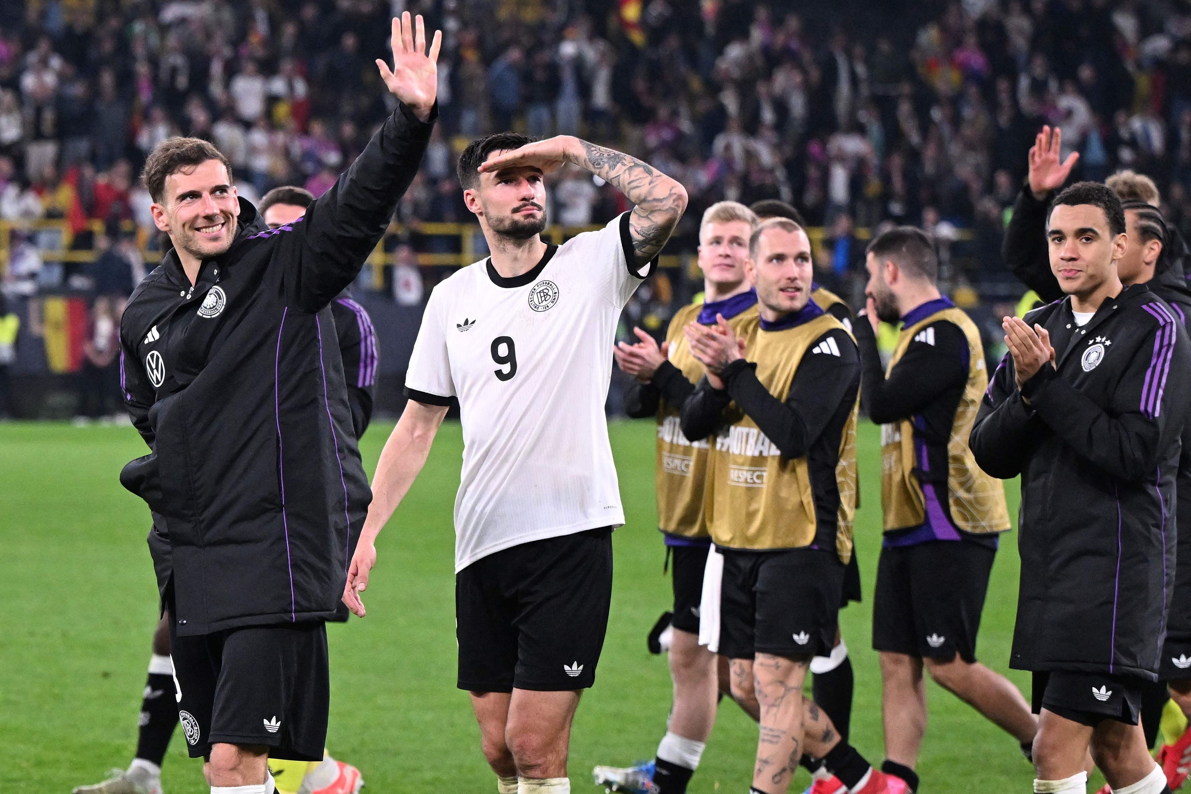 Tim Kleindienst feiert nach dem Deutschland-Sieg gegen Italien mit den Fans.