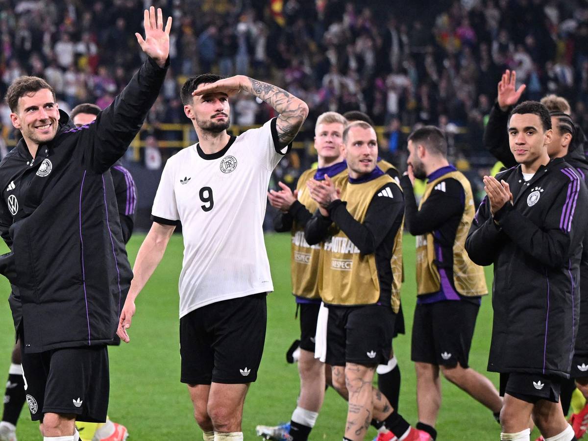 Tim Kleindienst feiert nach dem Deutschland-Sieg gegen Italien mit den Fans.