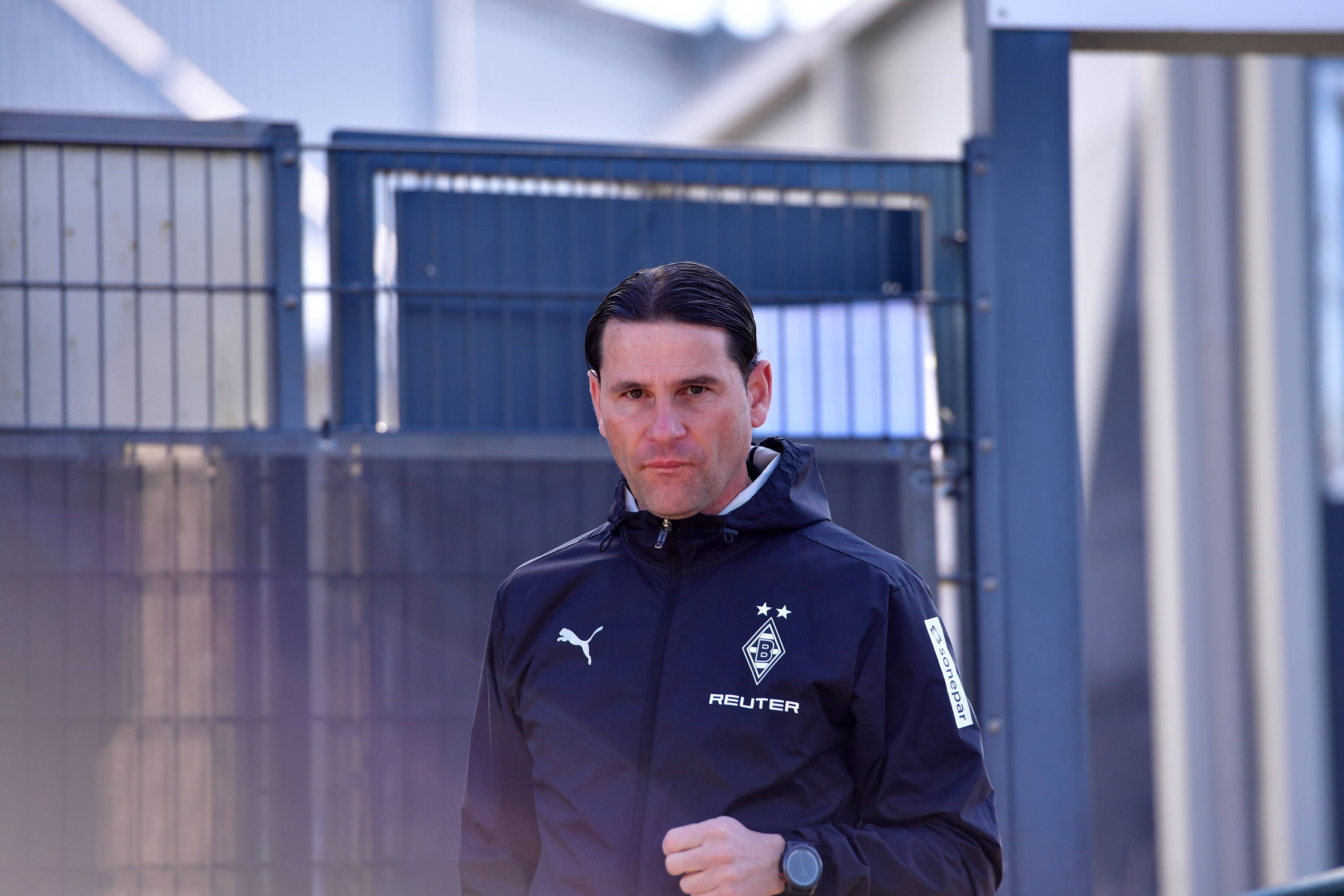 Gerardo Seoane in Gladbach-Jacke am Fohlenplatz.