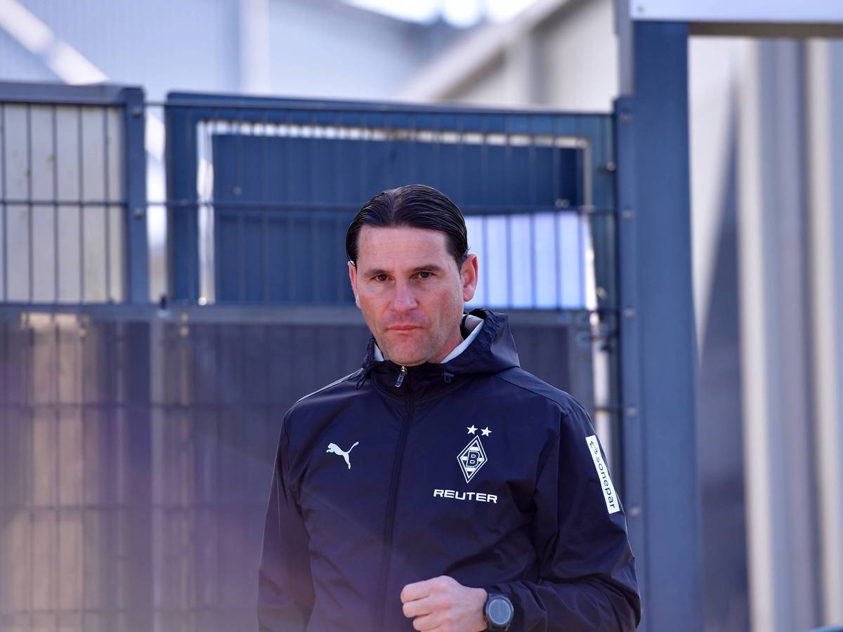 Gerardo Seoane in Gladbach-Jacke am Fohlenplatz.