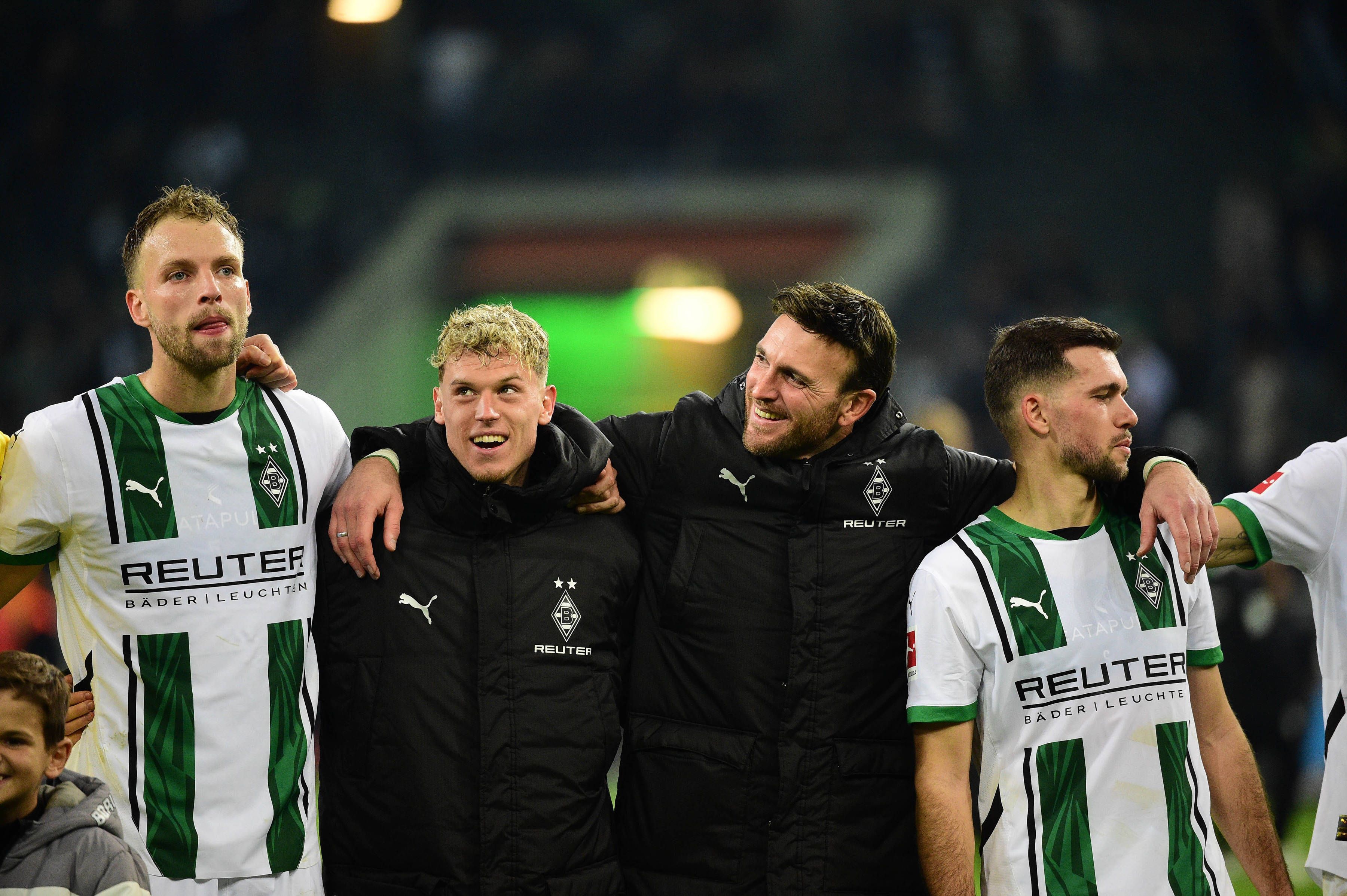 Die Gladbach-Profis stehen vor den Fans.