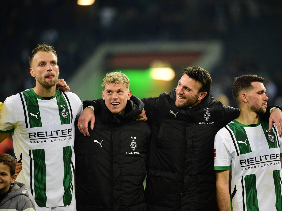 Die Gladbach-Profis stehen vor den Fans.