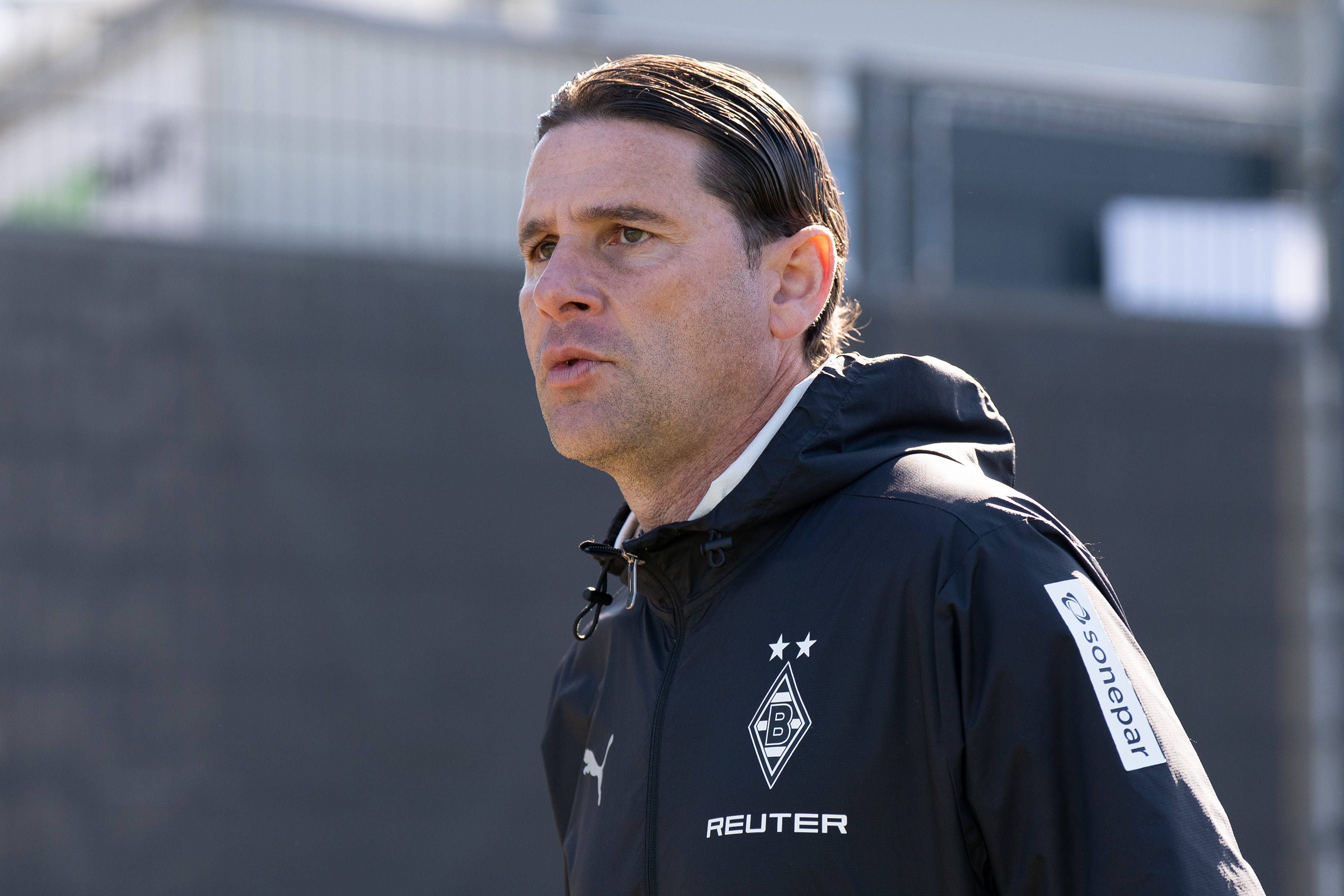 Gerardo Seoane schaut nachdenklich nach vorne.