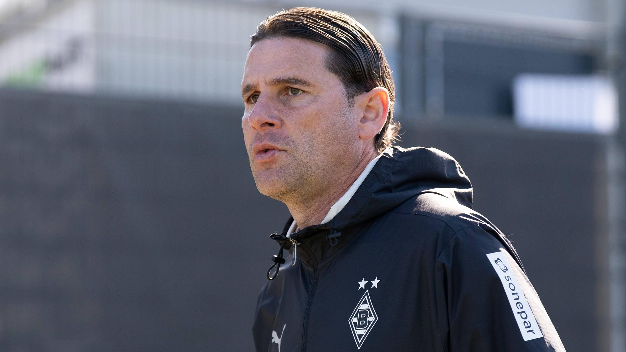 Gerardo Seoane schaut nachdenklich nach vorne.