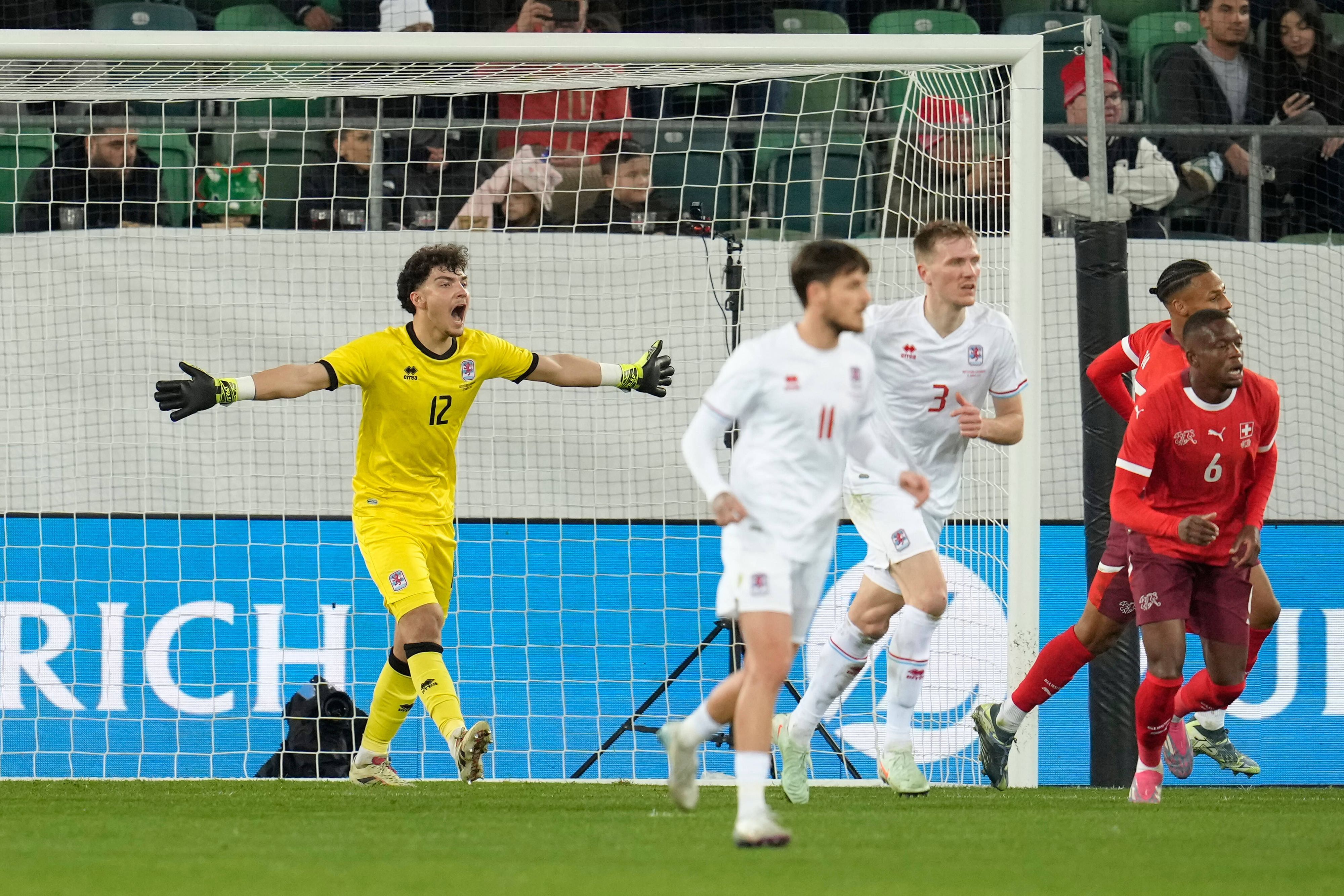 Tiago Pereira Cardoso gibt seiner Abwehr lautstarkes Feedback.