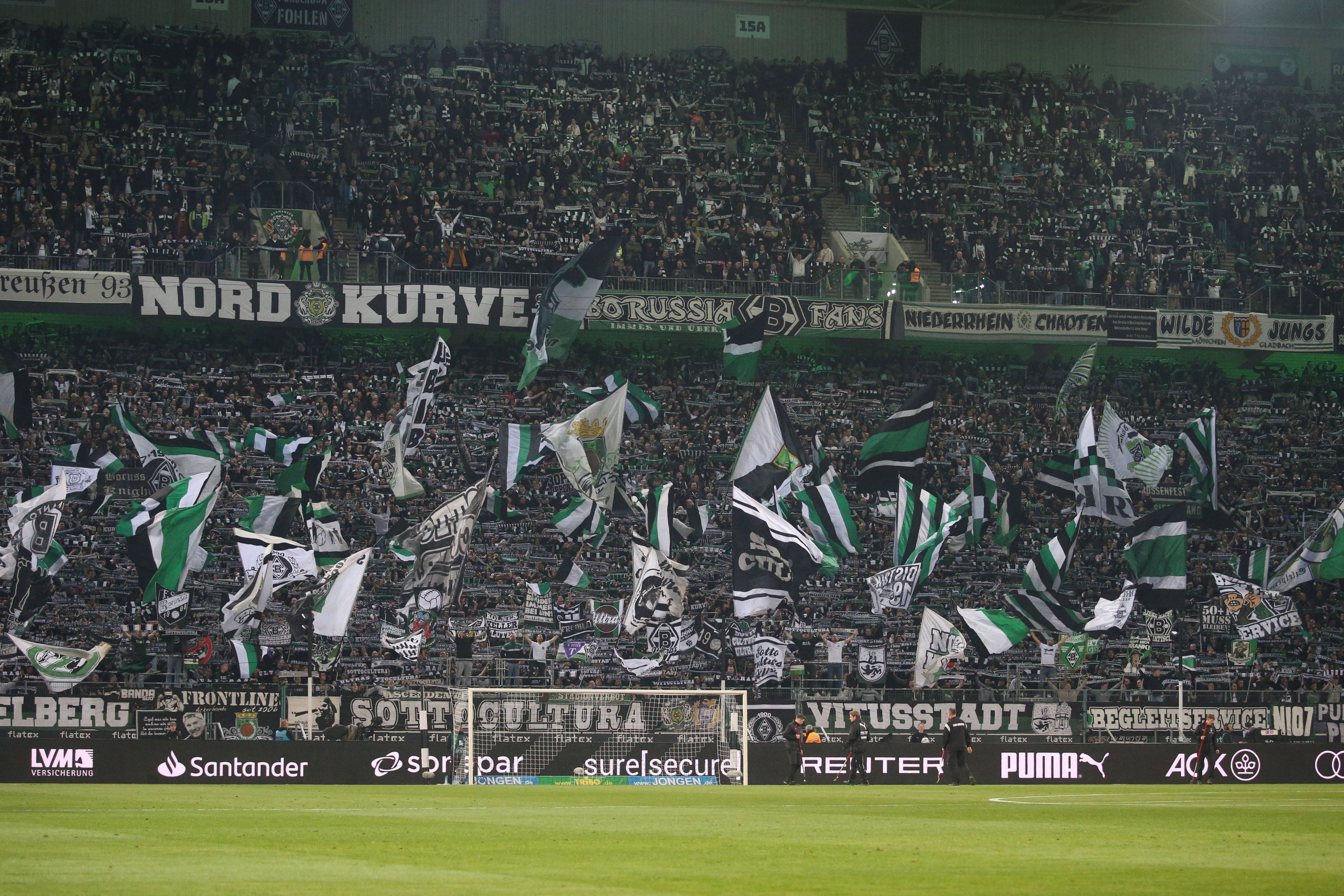 Fans von Borussia Mönchengladbach schwenken beim Bundesliga-Spiel gegen den 1. FSV Mainz 05 in der Nordkurve ihre Fahnen.
