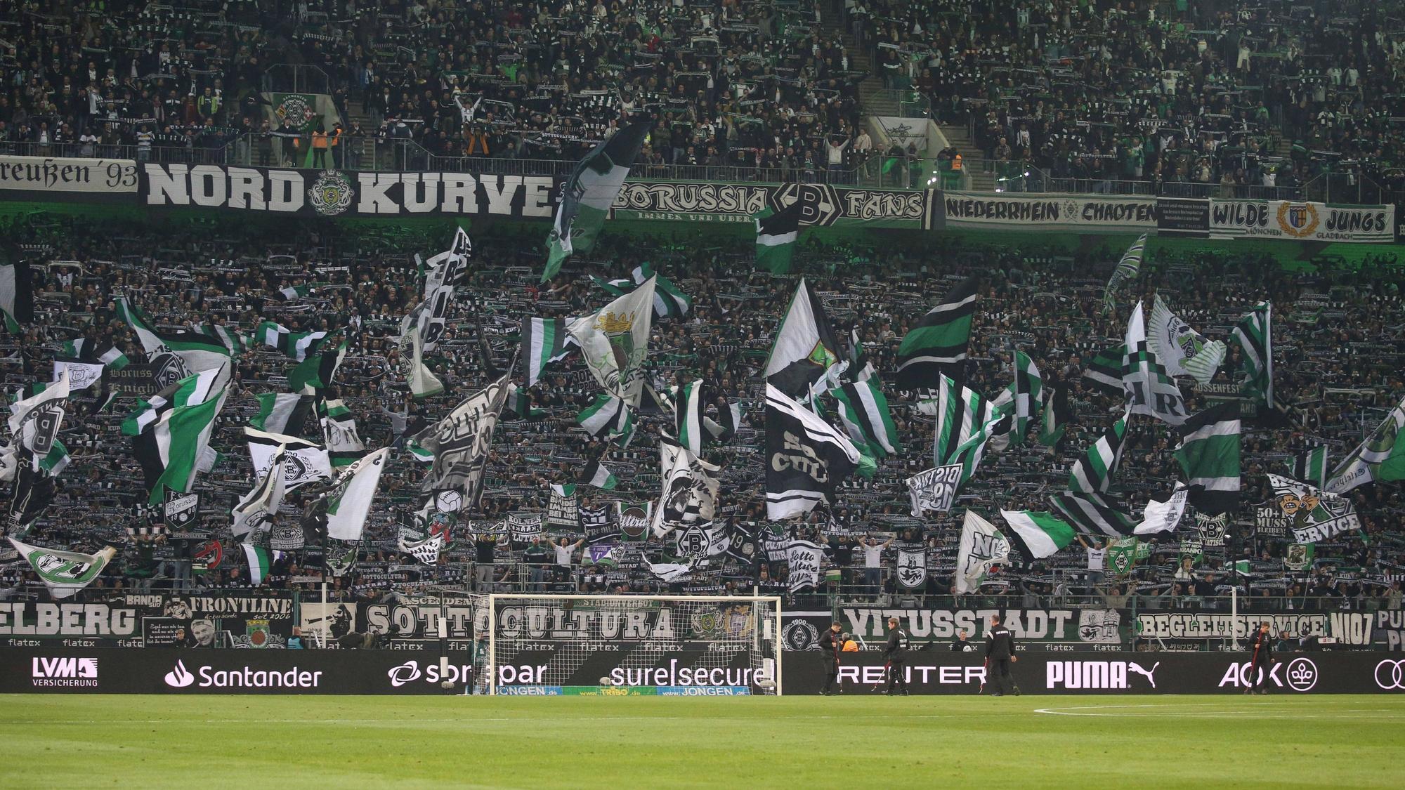 Fans von Borussia Mönchengladbach schwenken beim Bundesliga-Spiel gegen den 1. FSV Mainz 05 in der Nordkurve ihre Fahnen.