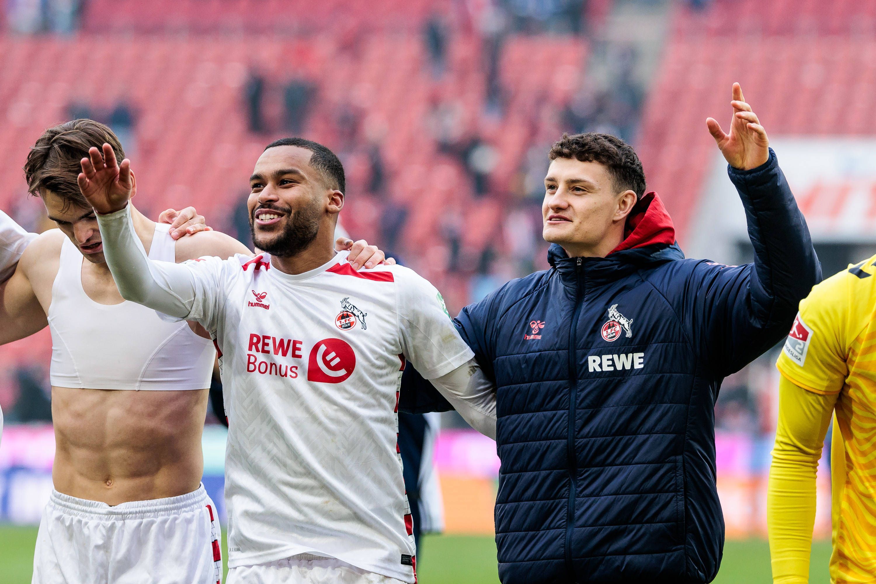 Die Kölnspieler jubeln nach einem Heimsieg.