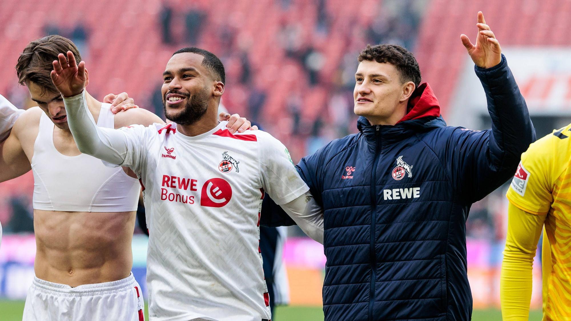 Die Kölnspieler jubeln nach einem Heimsieg.