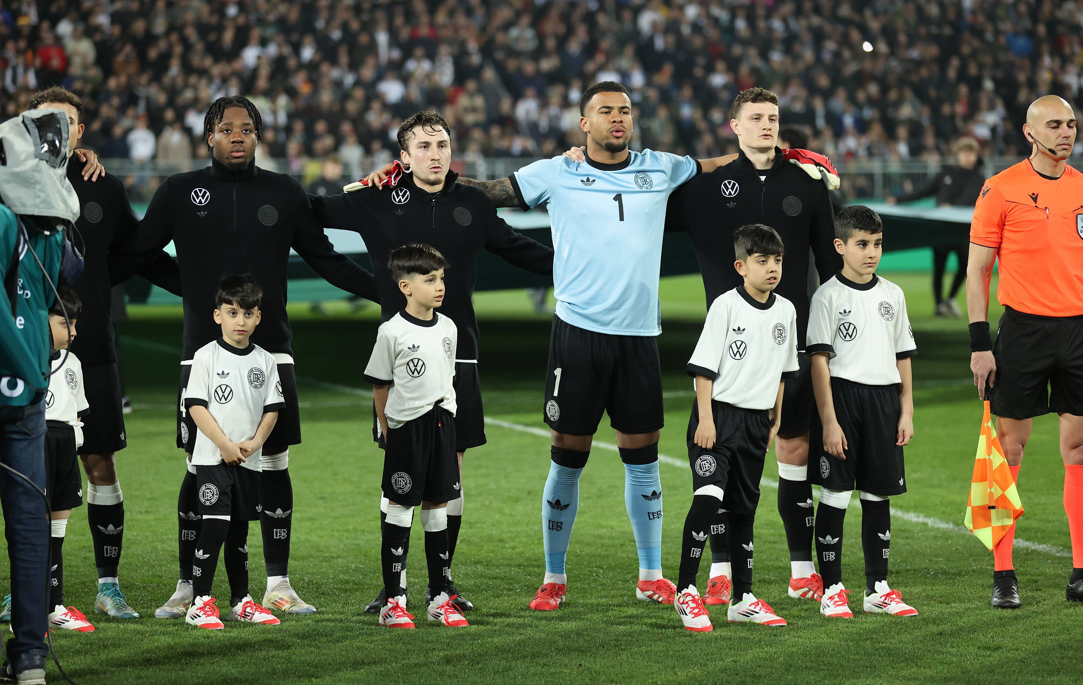 Rocco Reitz und weitere U21-Nationalspieler singen die Hymne.