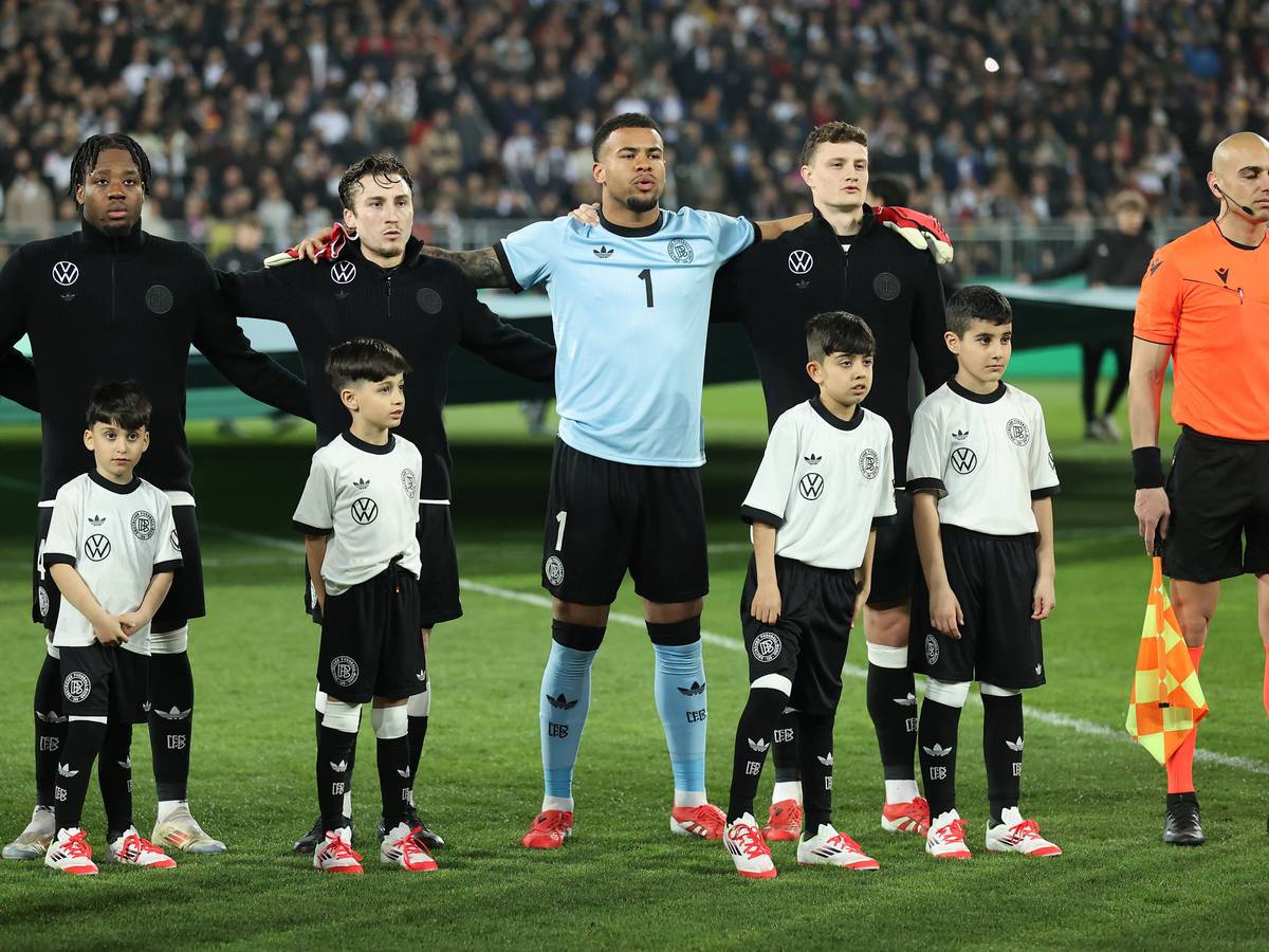 Rocco Reitz und weitere U21-Nationalspieler singen die Hymne.
