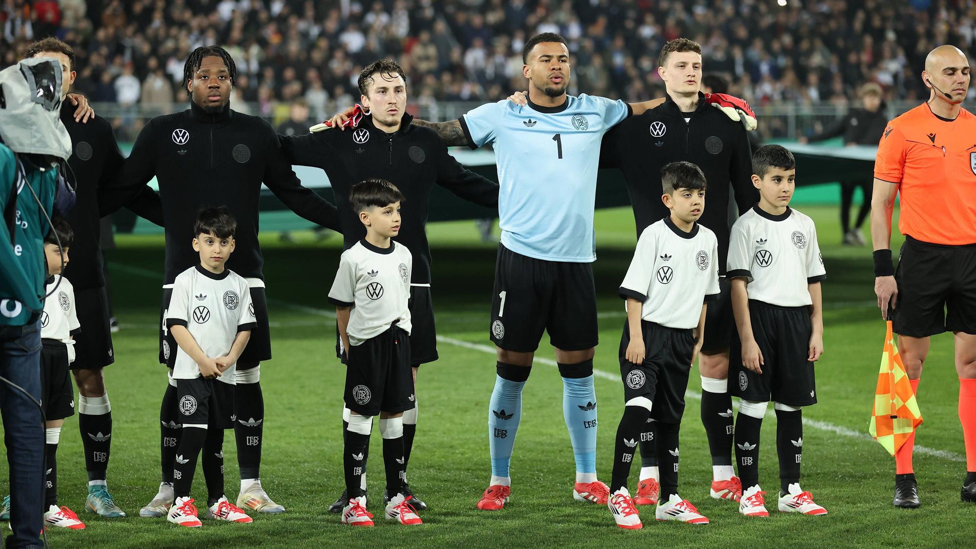 Rocco Reitz und weitere U21-Nationalspieler singen die Hymne.