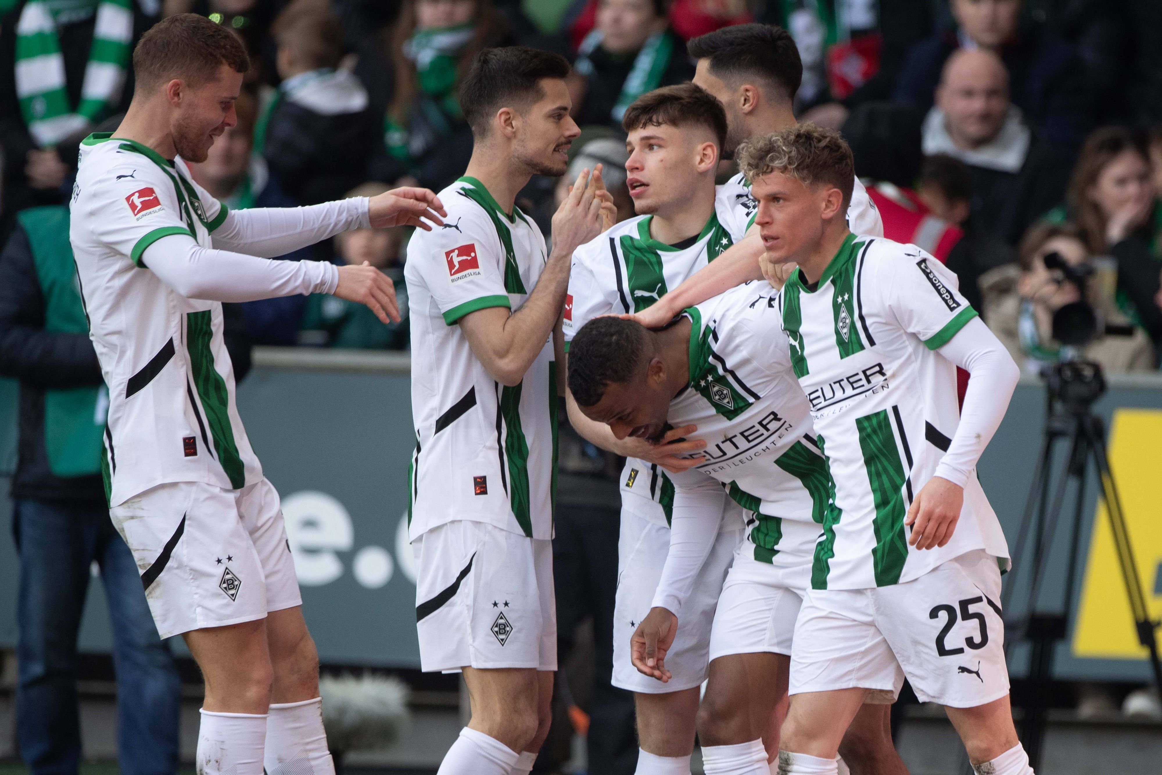 Spieler von Borussia Mönchengladbach jubeln über einen Treffer.