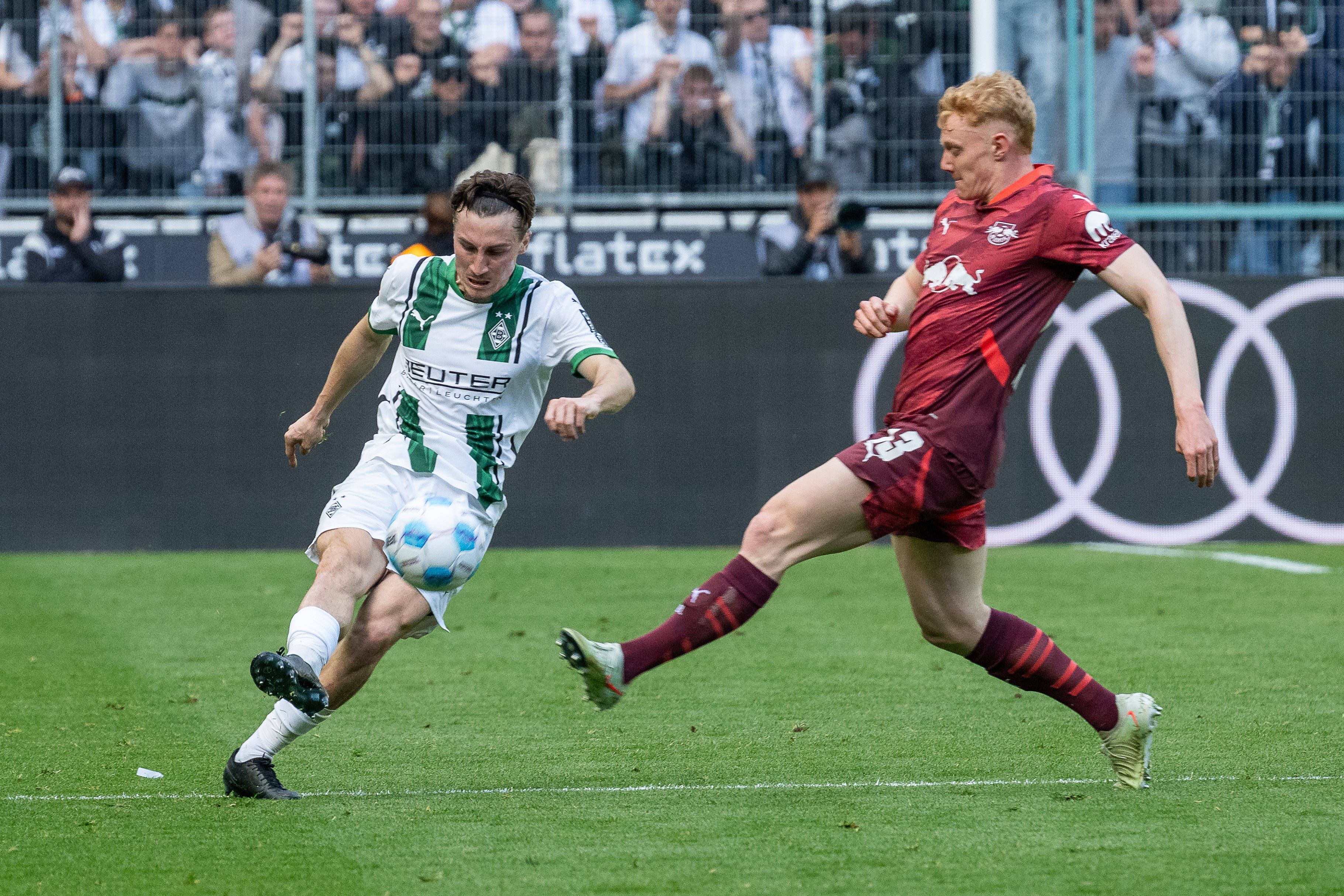 Borussia Mönchengladbachs Rocco Reitz passt den Ball, Leipzigs Nicolas Seiwald will den Versuch blocken.