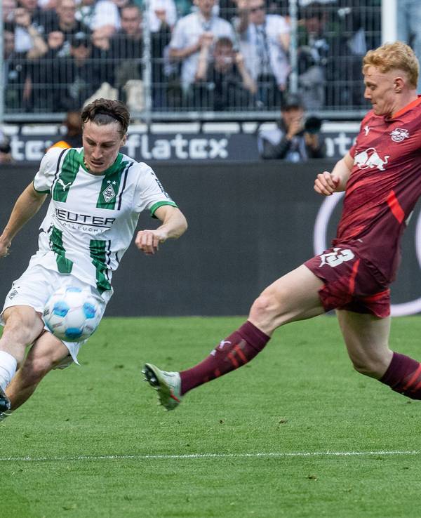 Borussia Mönchengladbachs Rocco Reitz passt den Ball, Leipzigs Nicolas Seiwald will den Versuch blocken.