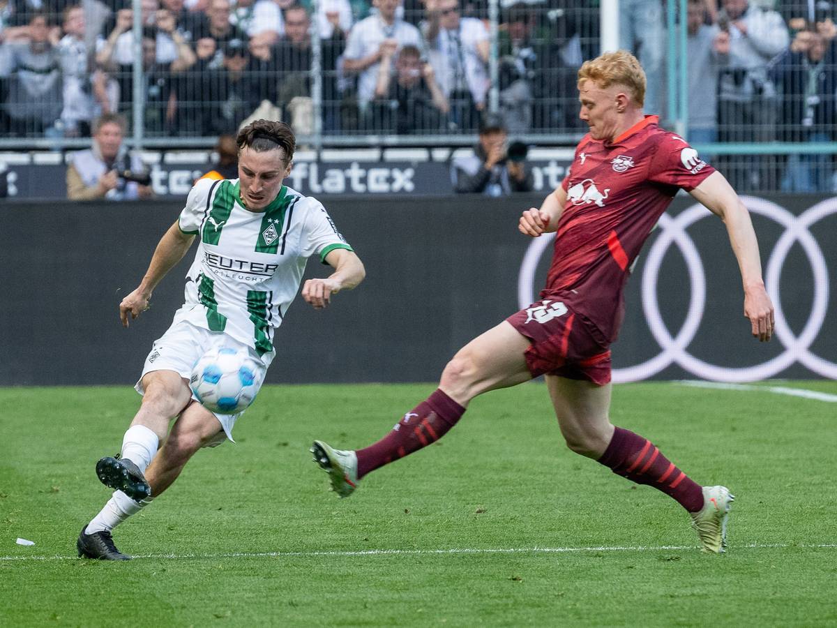 Borussia Mönchengladbachs Rocco Reitz passt den Ball, Leipzigs Nicolas Seiwald will den Versuch blocken.