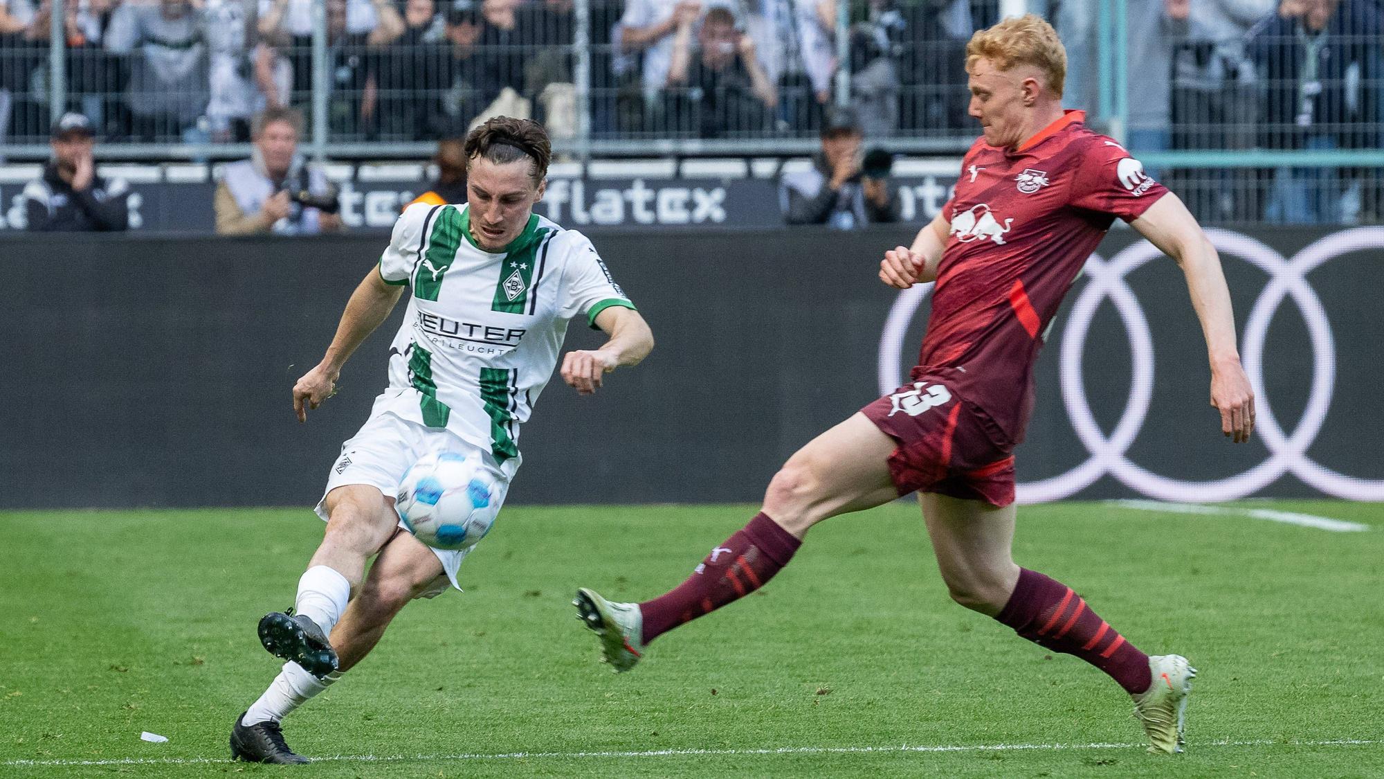 Borussia Mönchengladbachs Rocco Reitz passt den Ball, Leipzigs Nicolas Seiwald will den Versuch blocken.