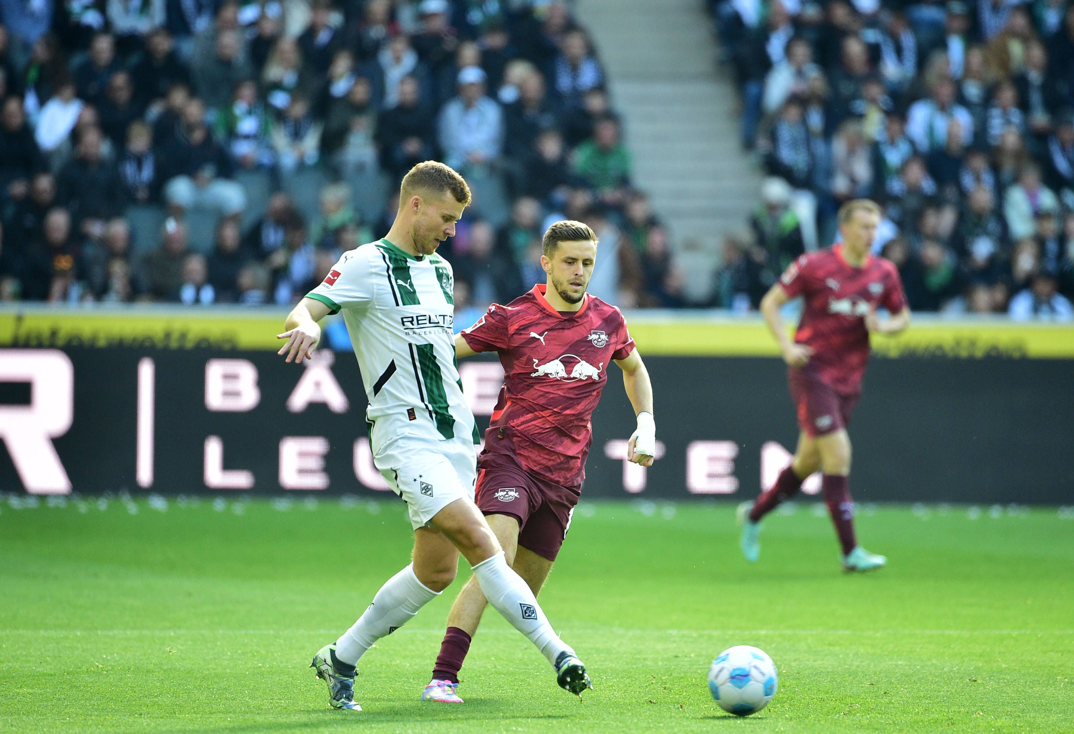 Nico Elvedi behauptet den Ball gegen Christoph Baumgartner.