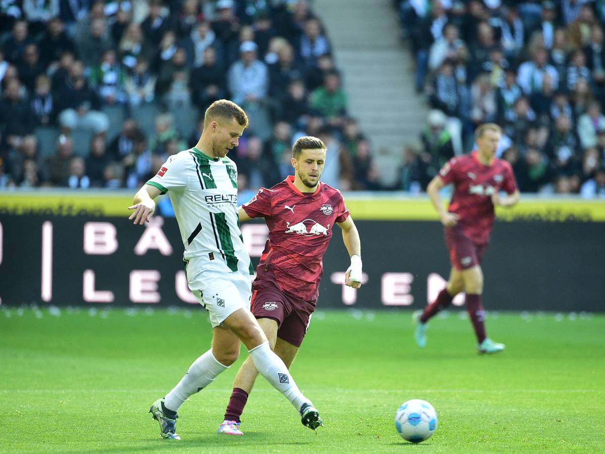 Nico Elvedi behauptet den Ball gegen Christoph Baumgartner.