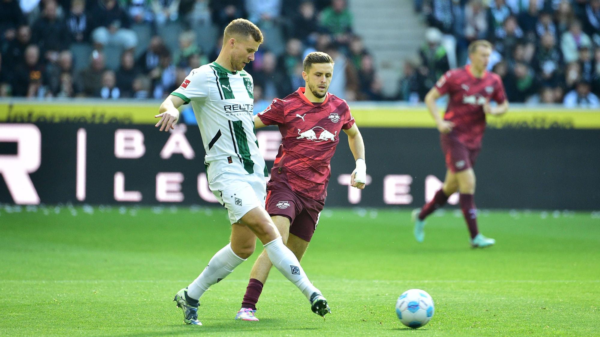 Nico Elvedi behauptet den Ball gegen Christoph Baumgartner.
