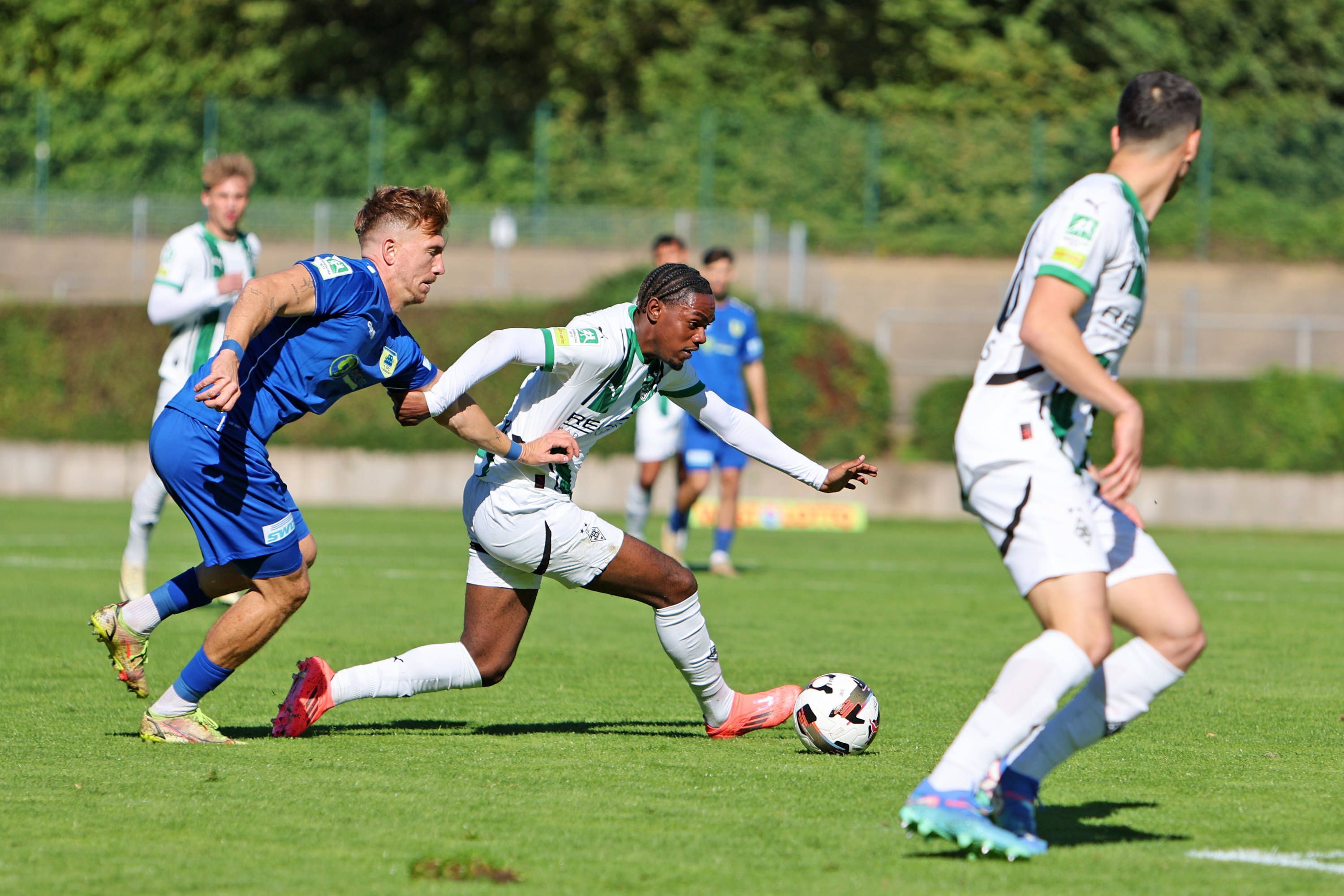 Die U23 von Borussia Mönchengladbach im Duell gegen den 1. FC Düren.