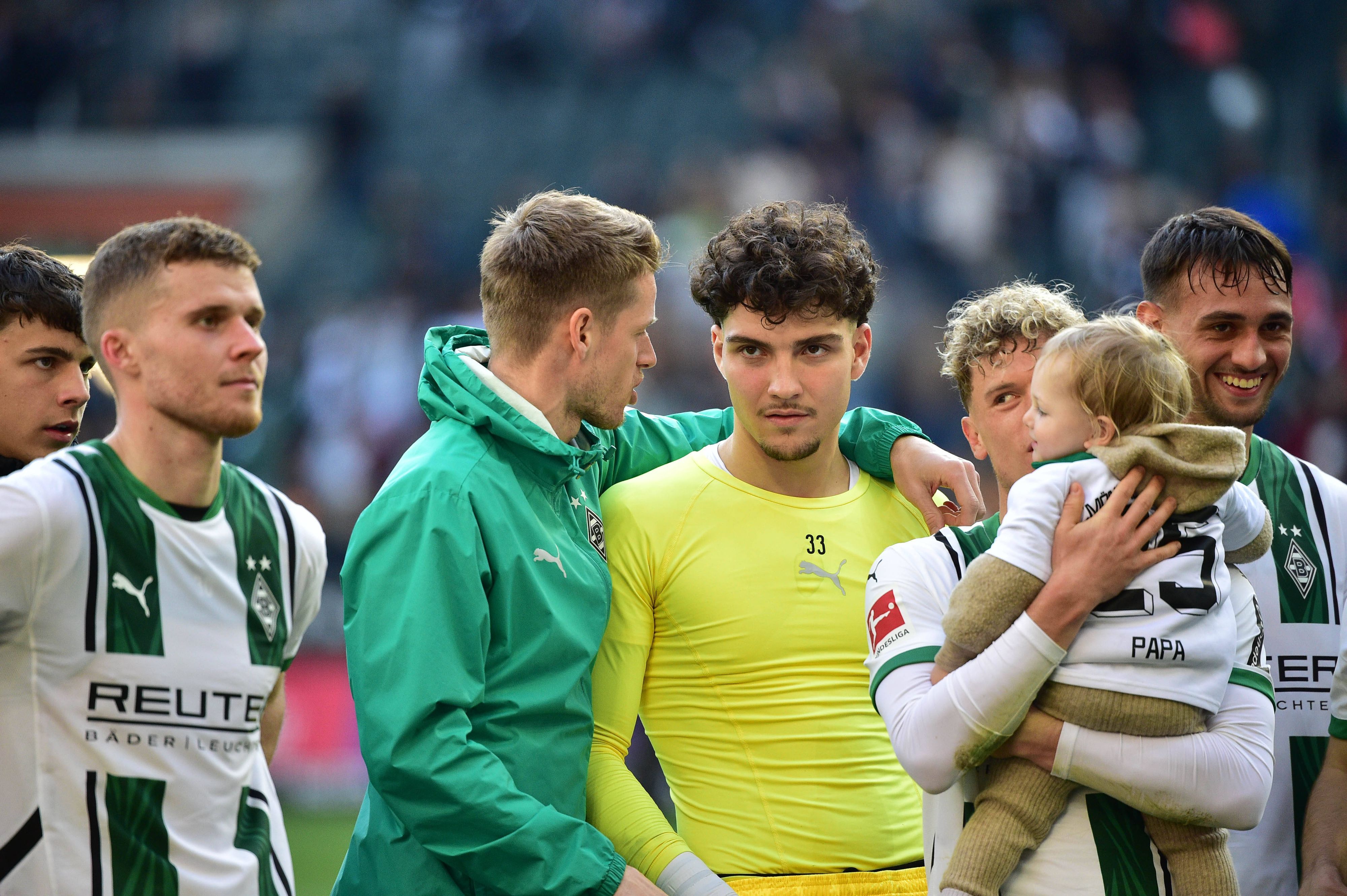 Spieler von Borussia Mönchengladbach bei den Fans.