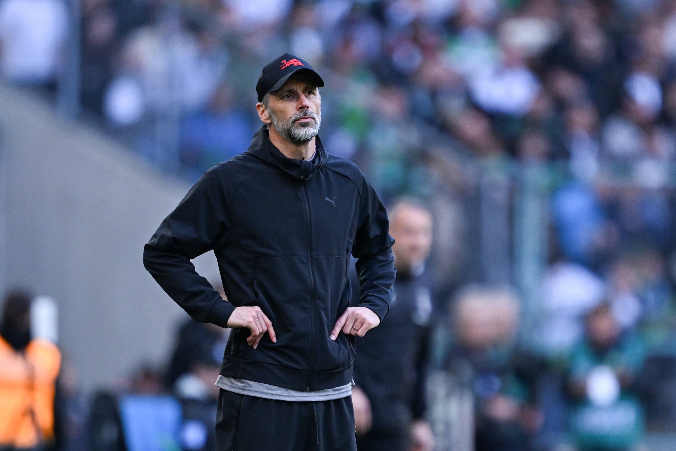 RB Leipzigs Trainer Marco Rose steht beim Bundesliga-Spiel in Mönchengladbach an der Seitenlinie und stemmt die Arme in die Hüfte.