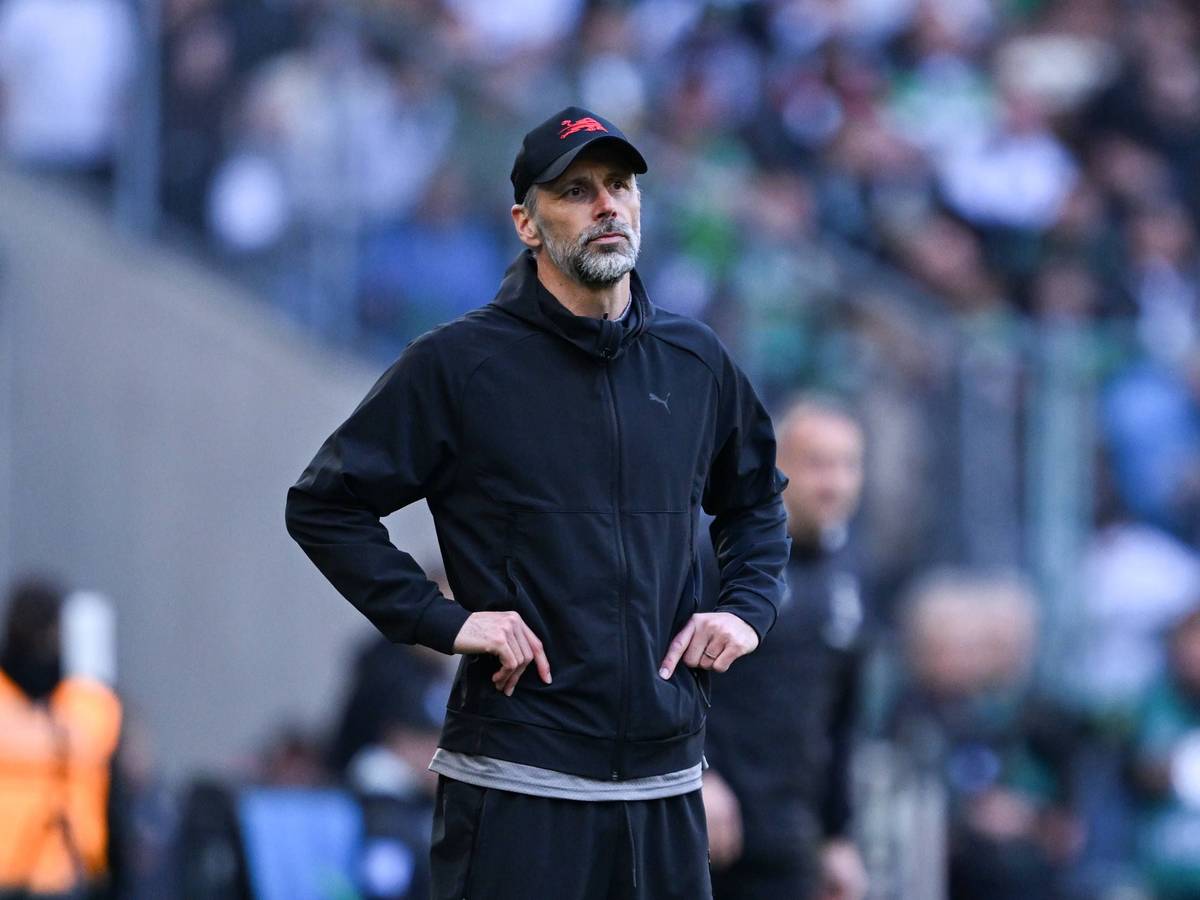 RB Leipzigs Trainer Marco Rose steht beim Bundesliga-Spiel in Mönchengladbach an der Seitenlinie und stemmt die Arme in die Hüfte.