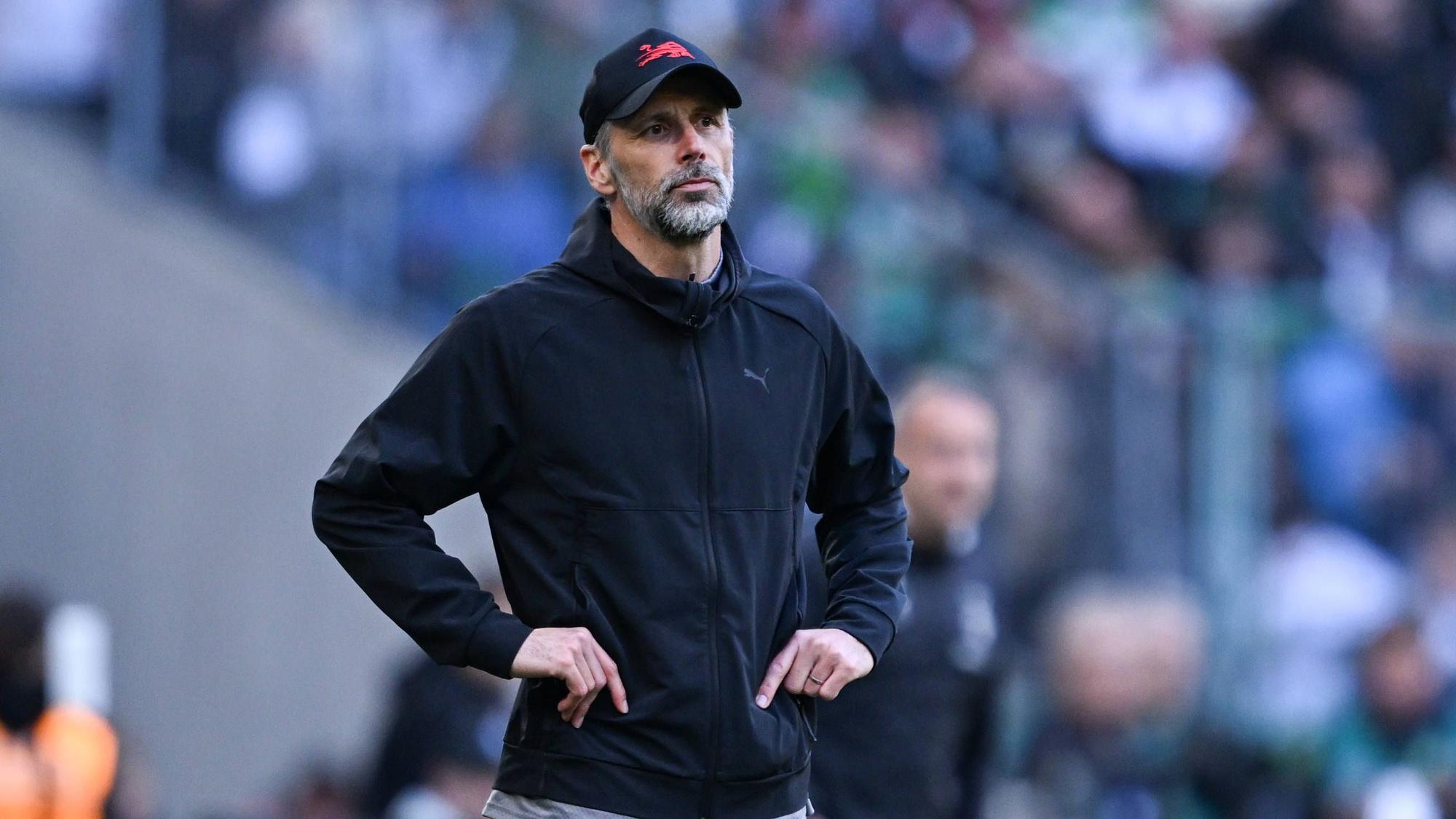 RB Leipzigs Trainer Marco Rose steht beim Bundesliga-Spiel in Mönchengladbach an der Seitenlinie und stemmt die Arme in die Hüfte.