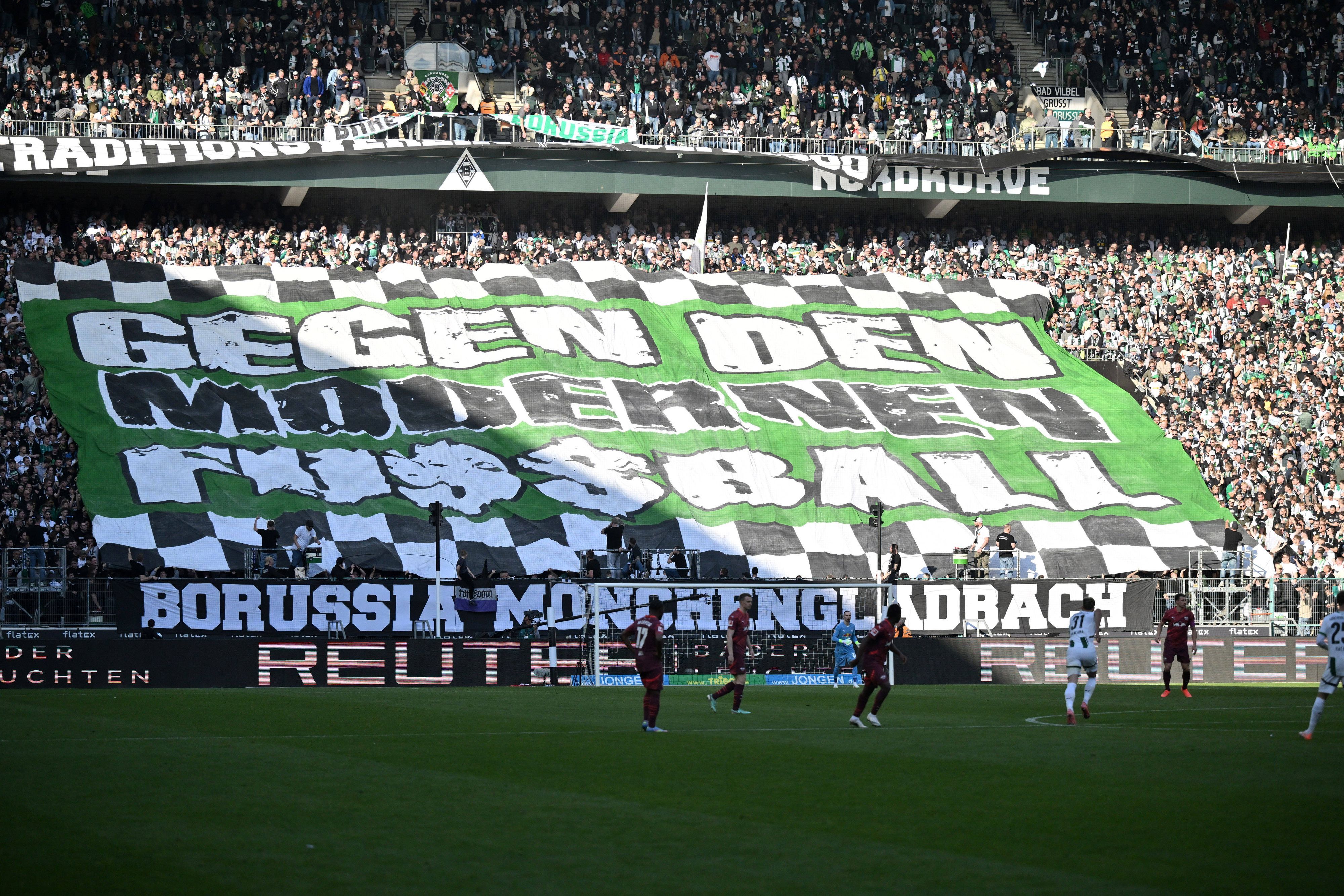 Fans von Borussia Mönchengladbach protestieren gegen RB Leipzig.