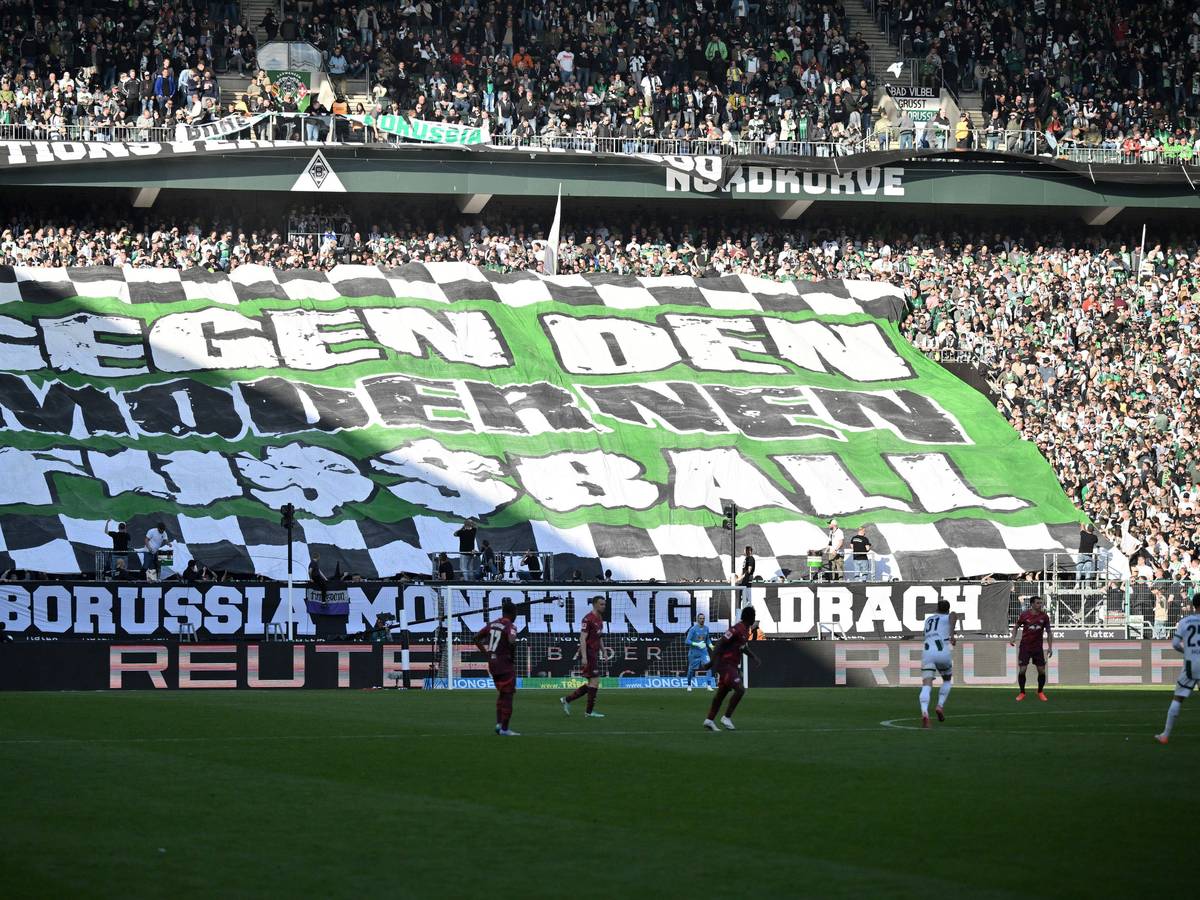 Fans von Borussia Mönchengladbach protestieren gegen RB Leipzig.