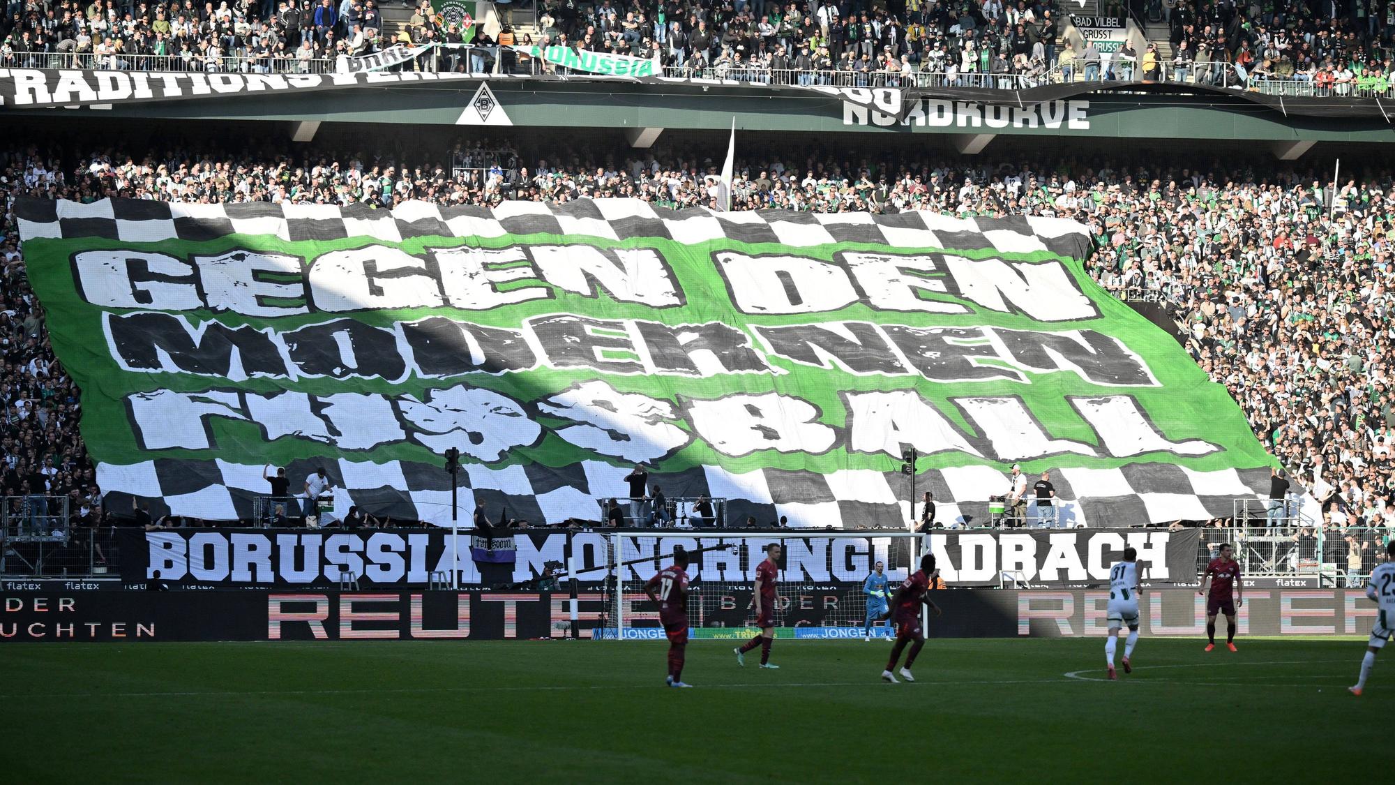 Fans von Borussia Mönchengladbach protestieren gegen RB Leipzig.