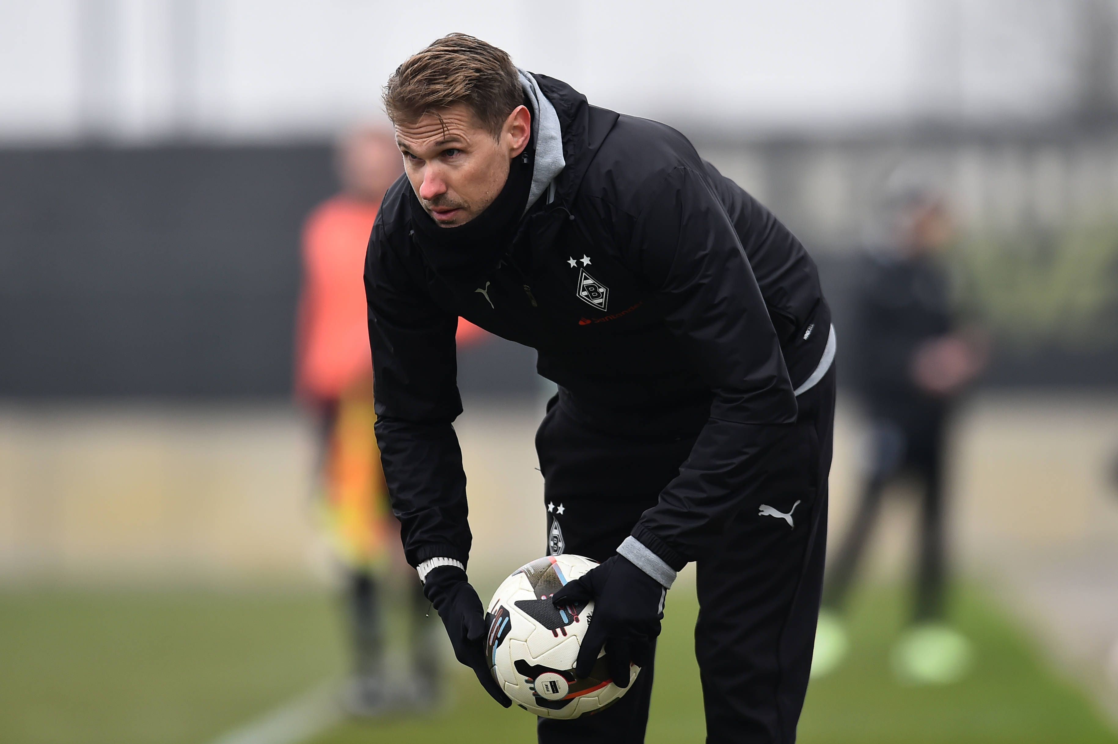 Oliver Kirch hält einen Ball in der Hand.