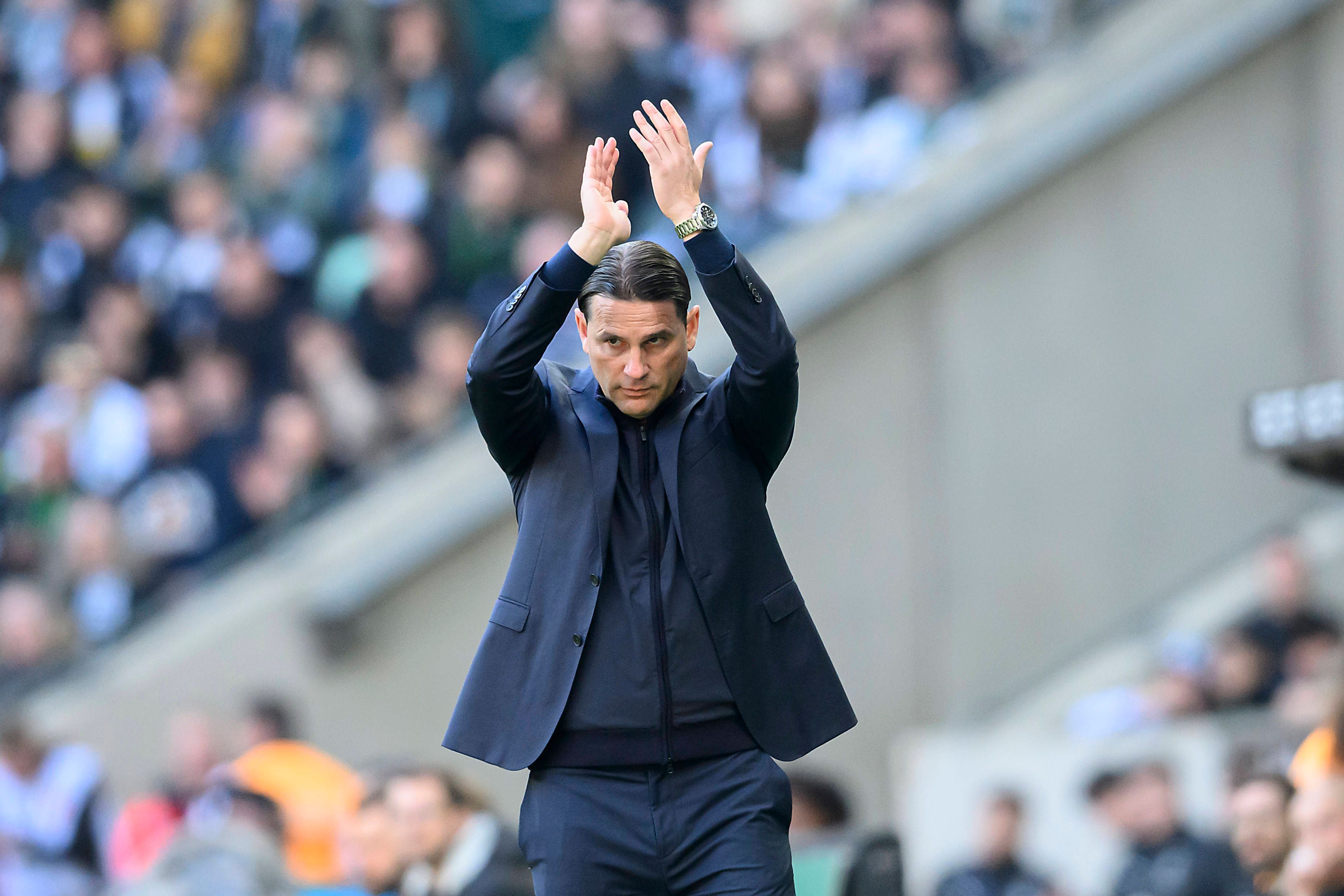 Gerardo Seoane klatscht.
