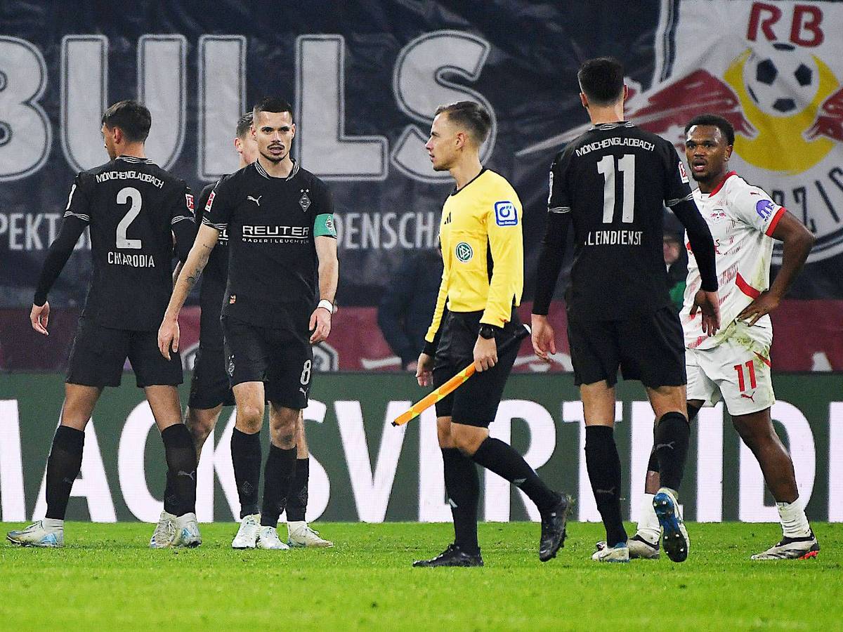 Spieler von Borussia Mönchengladbach beim Auswärtsspiel gegen RB Leipzig.
