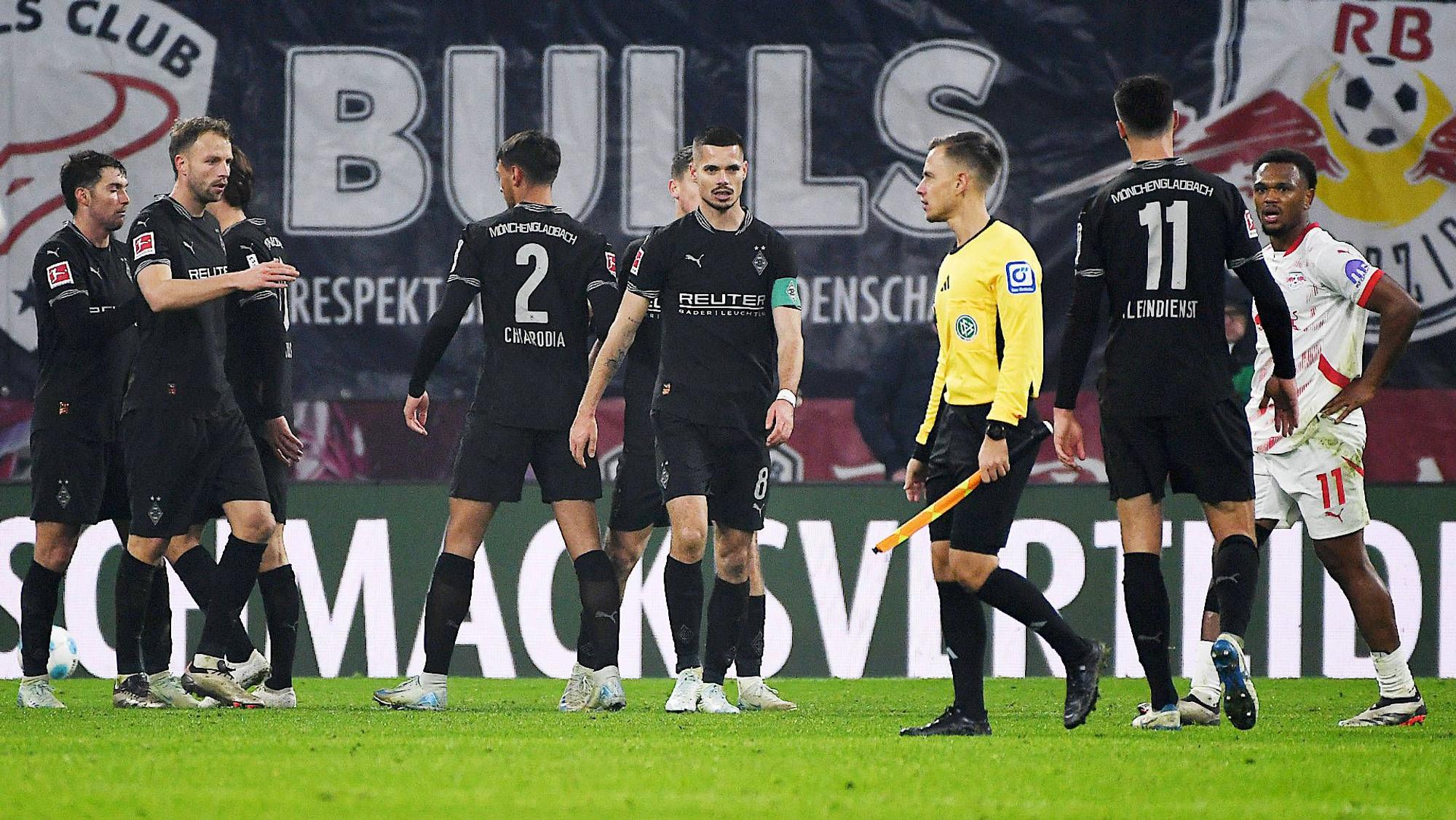 Spieler von Borussia Mönchengladbach beim Auswärtsspiel gegen RB Leipzig.